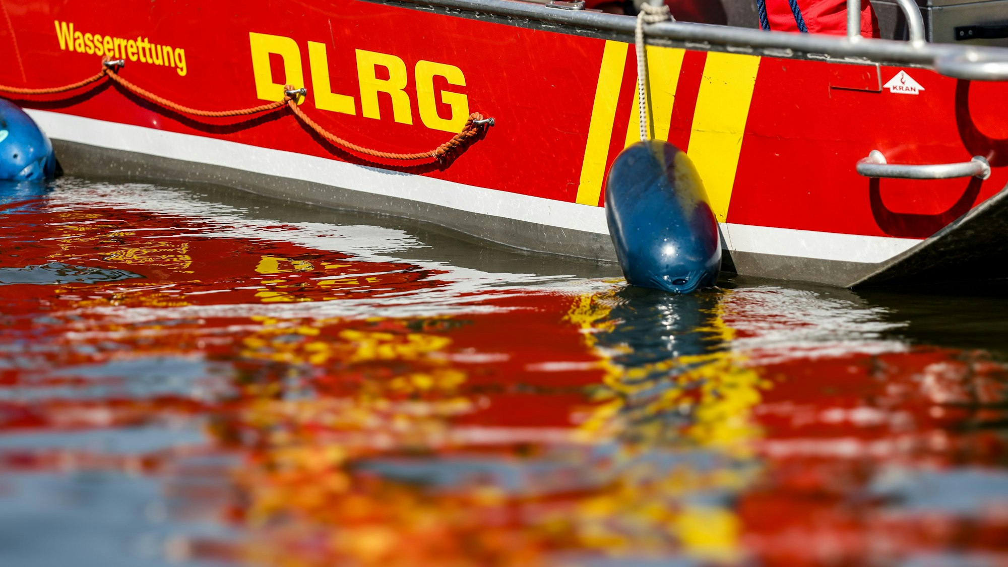 Ein Motorboot der DLRG