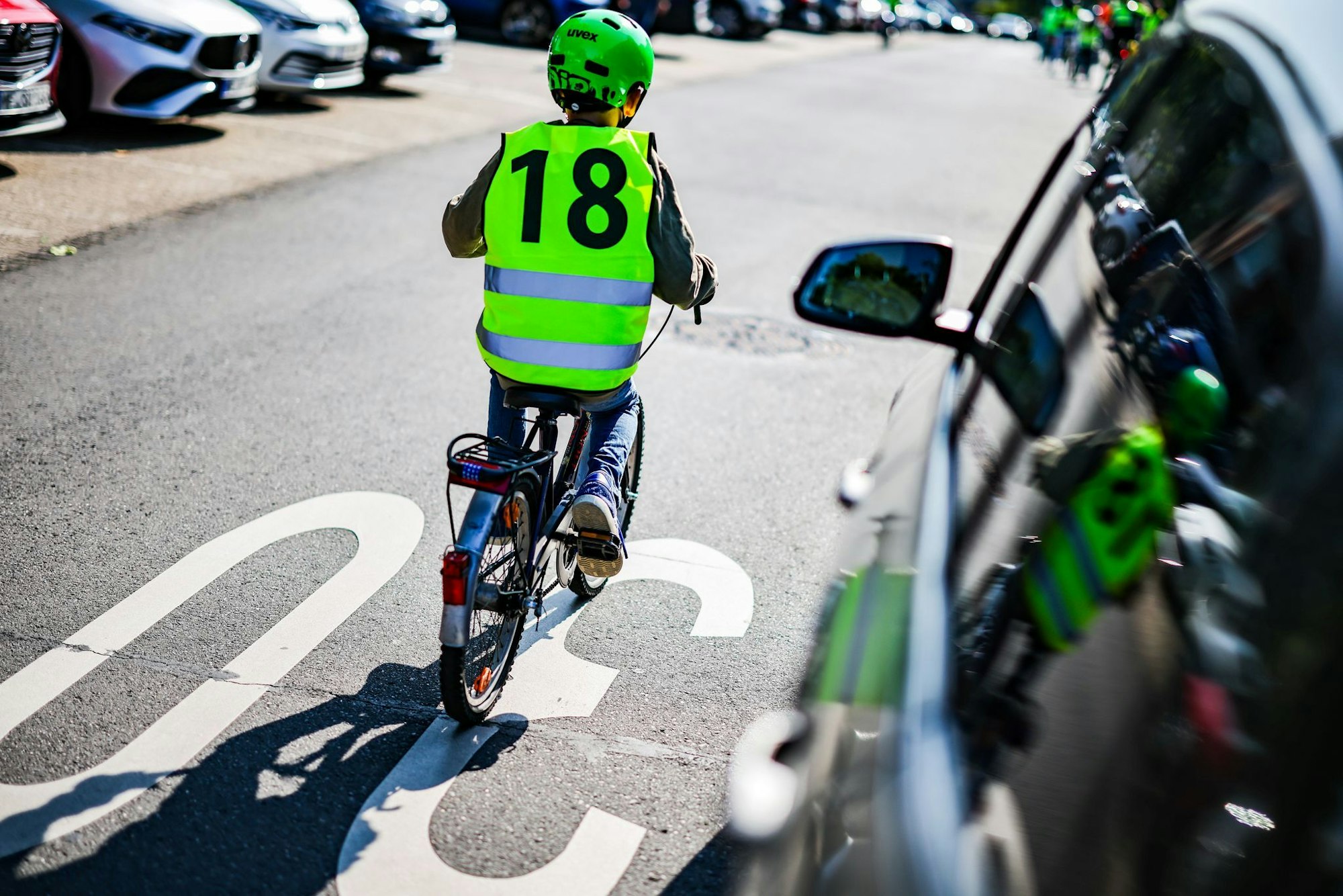 Laut Studie erschweren hohe Motorhauben die Sicht vor allem auf kleinere Menschen, wie Kinder, die sich vor dem Auto befinden. (Archivbild)