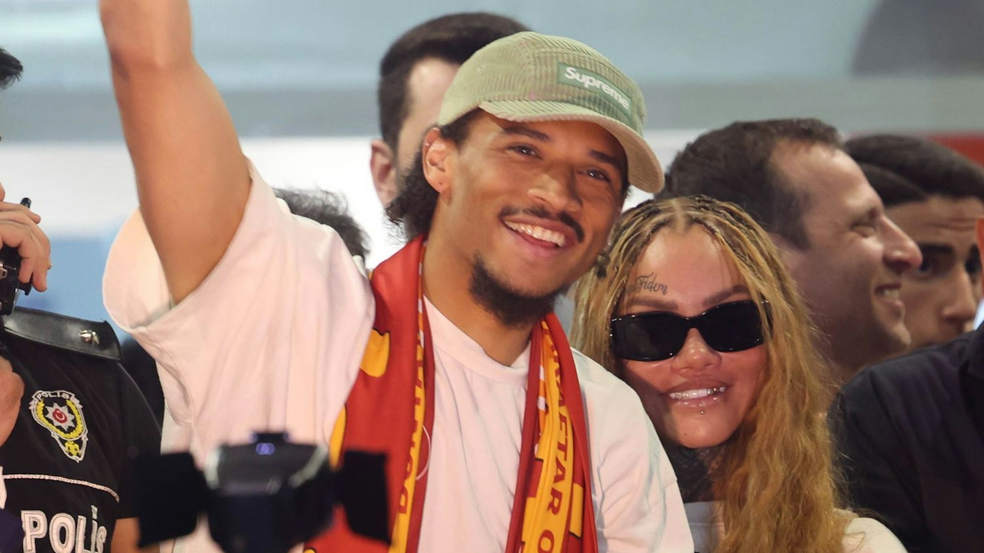 Leroy Sané mt Gala-Fanschal und seiner Lebensgefährtin (r).