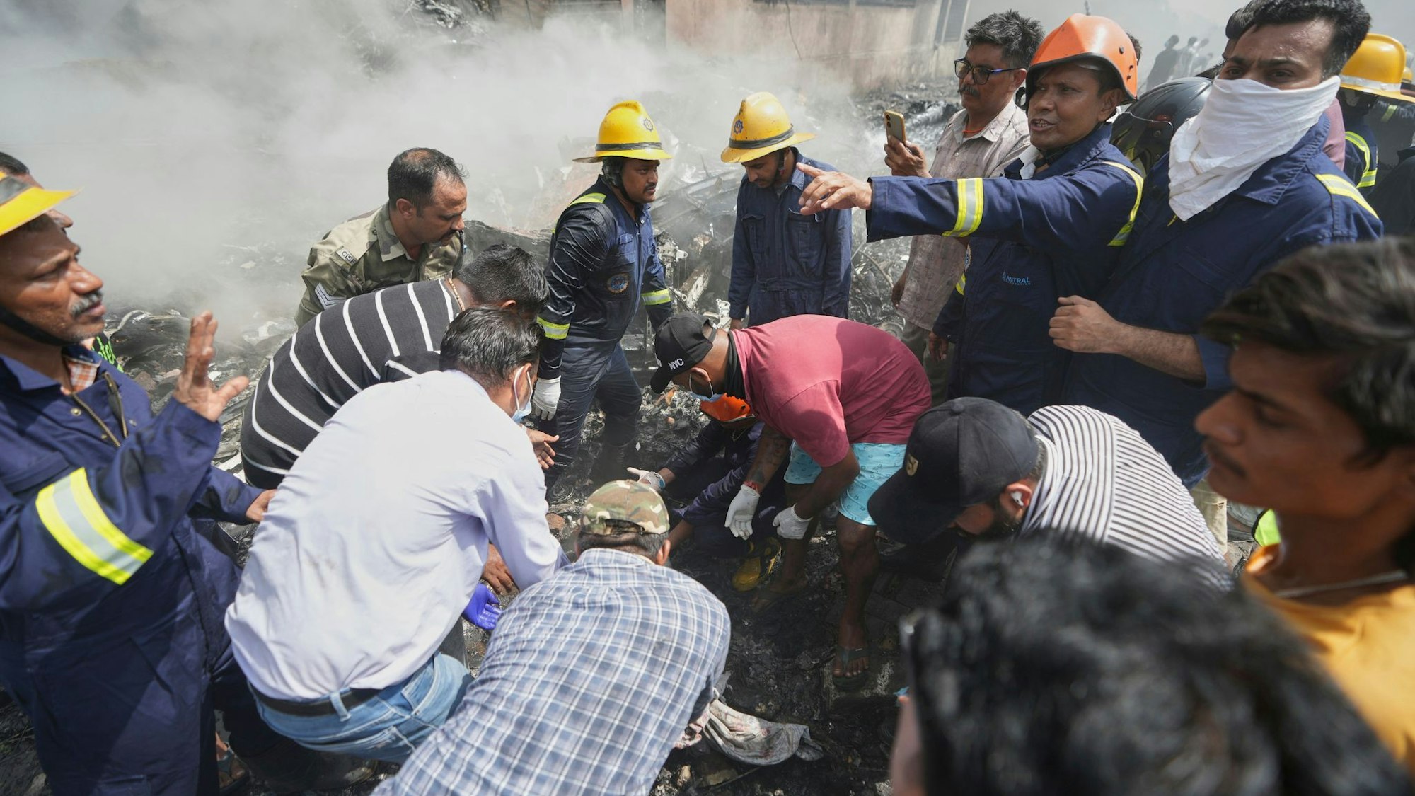 Rettungskräfte arbeiten an der Absturzstelle.