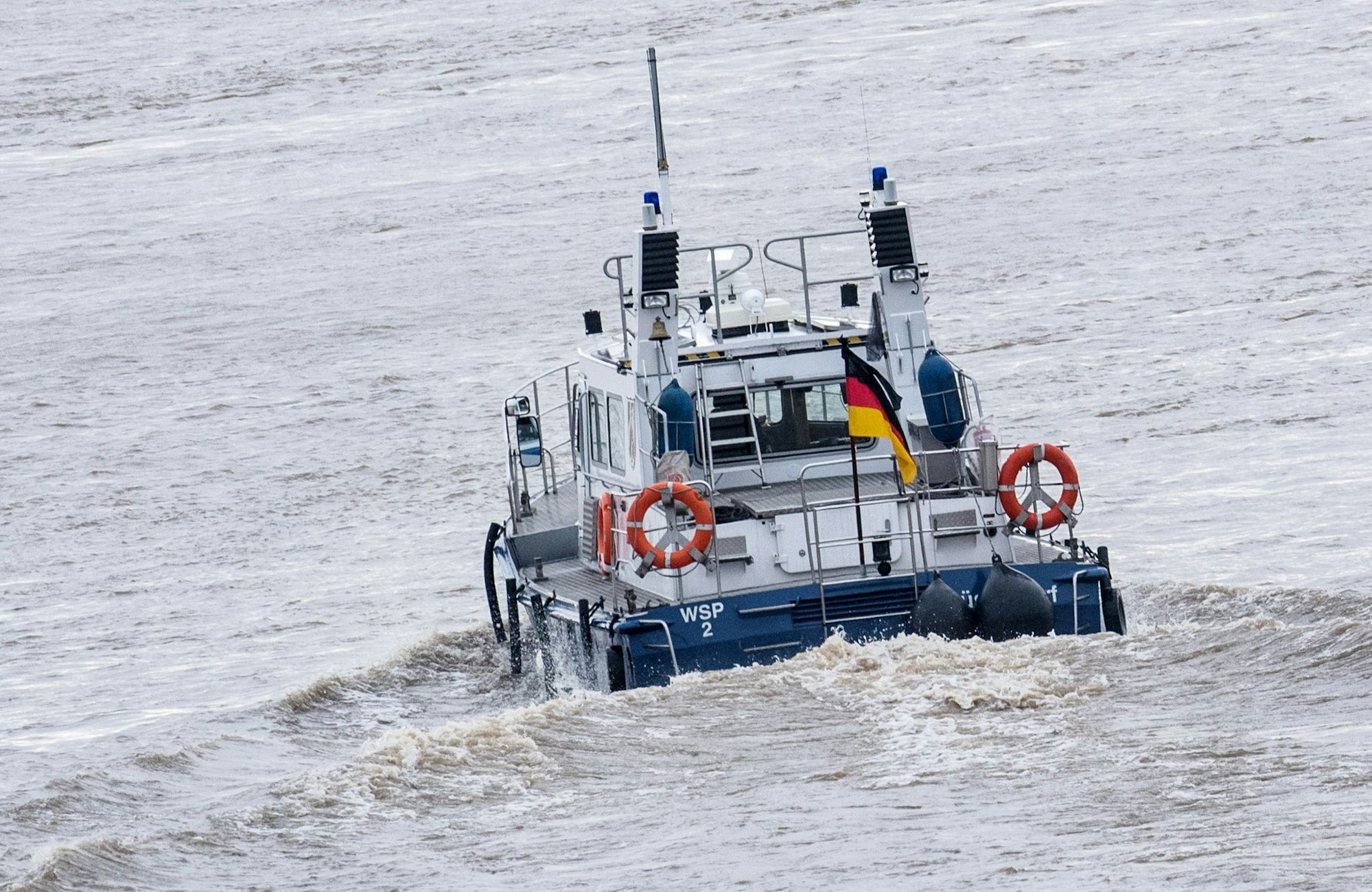 Auch die Einsatzkräfte suchten vergeblich nach dem Mann im Rhein. (Symbolbild)