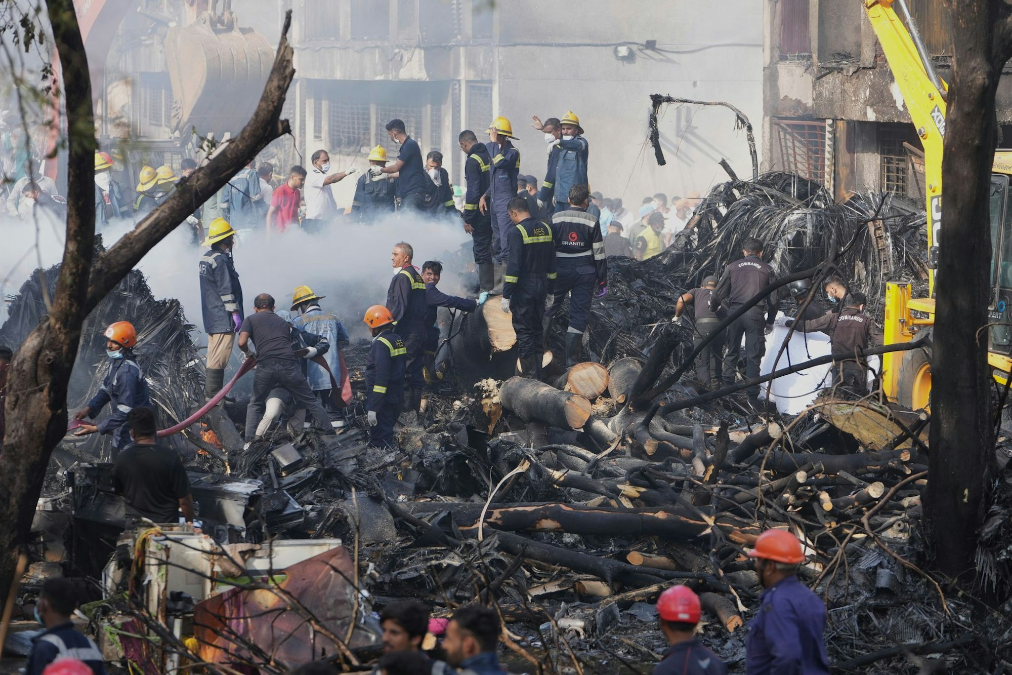 Such- und Rettungsteams sind im Einsatz.