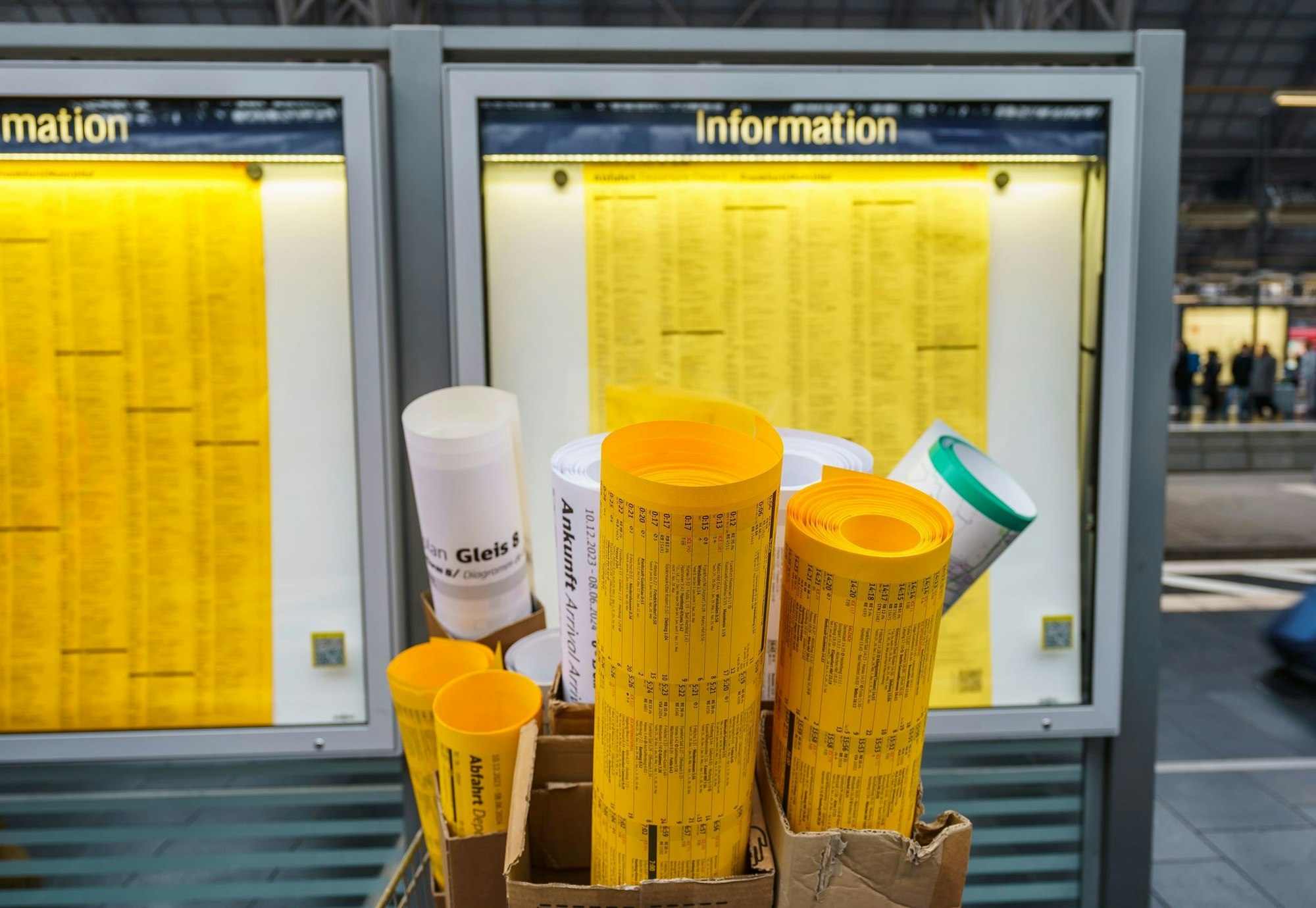 Vor einem guten halben Jahr hat die Bahn schon mal einen Rückzieher gemacht: Nach heftiger Kritik blieben die weißen Ankunftspläne an Bahnhöfen hängen. (Archivbild)