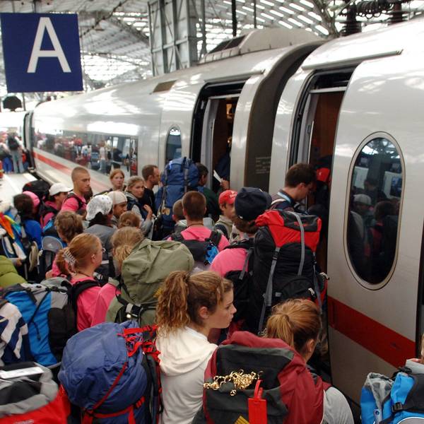 Besonders in den Ferienzeiten, wenn Sitzplätze ohne Reservierung kaum zu ergattern sind, enlastete die Familienreservierung der Deutschen Bahn Eltern finanziell. (Symbolbild)
