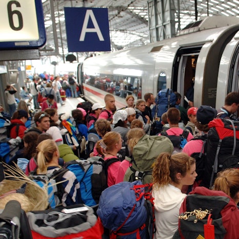 Besonders in den Ferienzeiten, wenn Sitzplätze ohne Reservierung kaum zu ergattern sind, enlastete die Familienreservierung der Deutschen Bahn Eltern finanziell. (Symbolbild)