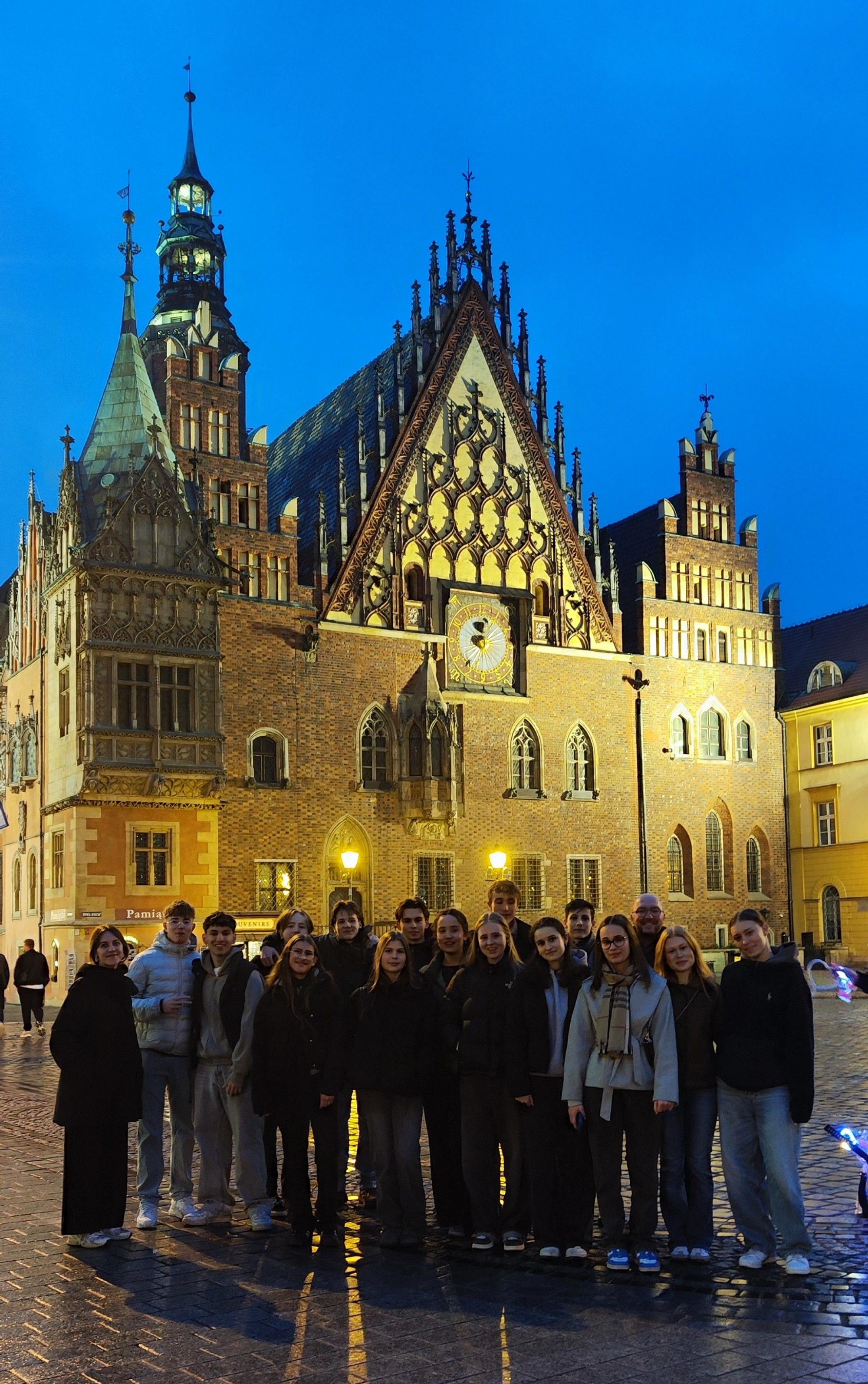 Das Breslauer Rathaus im Abendlicht.