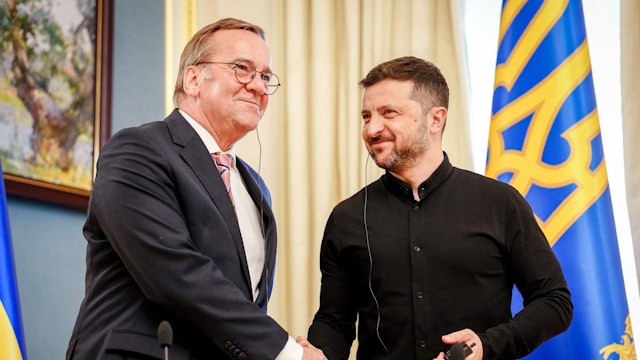 Boris Pistorius und Wolodymyr Selenskyj geben sich bei einer Pressekonferenz in Kiew die Hand (12. Juni. 2025)