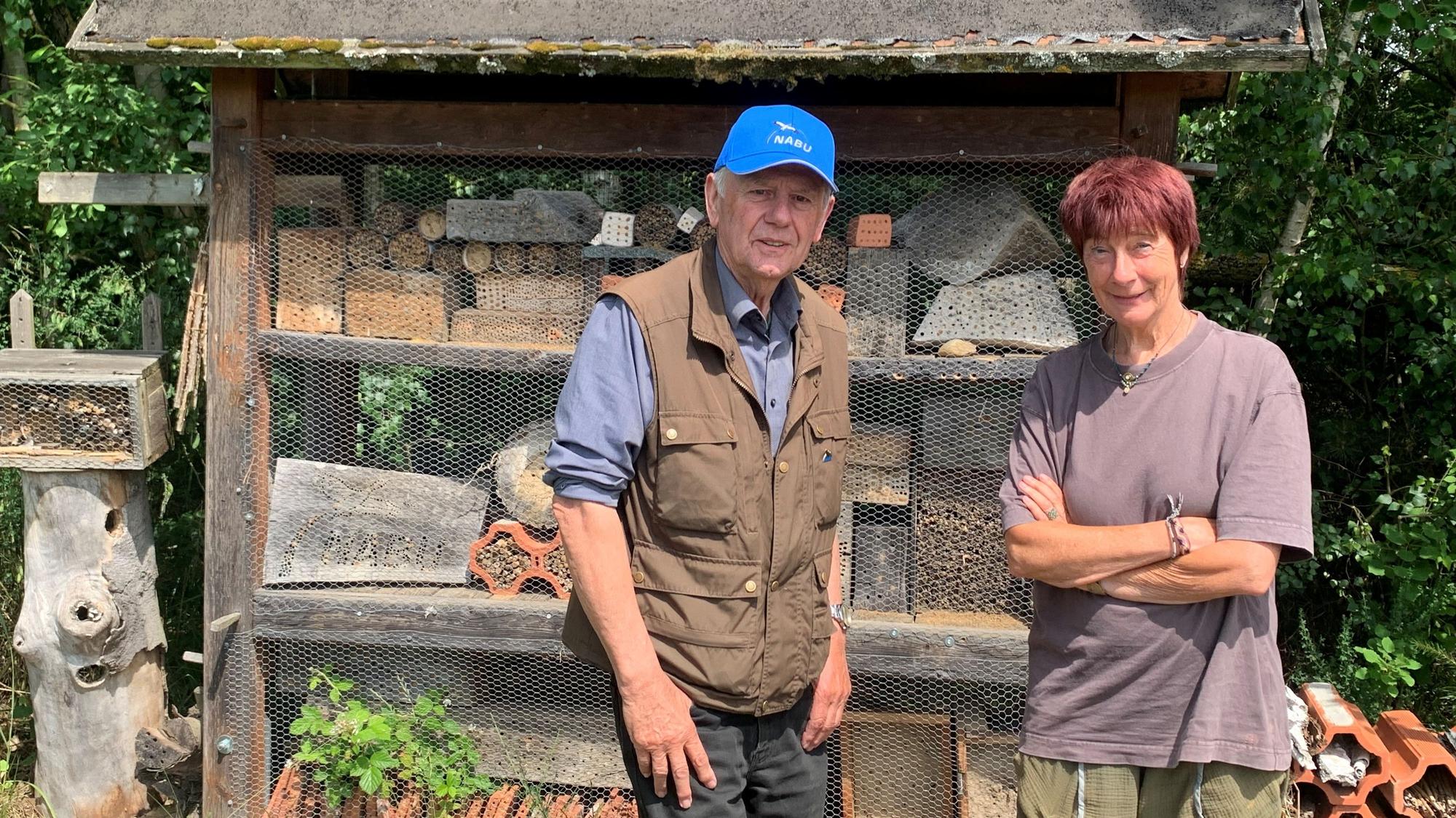 Peter Meyer (2. Vorsitzender) und Vera Bauer (Geschäftsstelle) vor dem großen Insektenhotel.