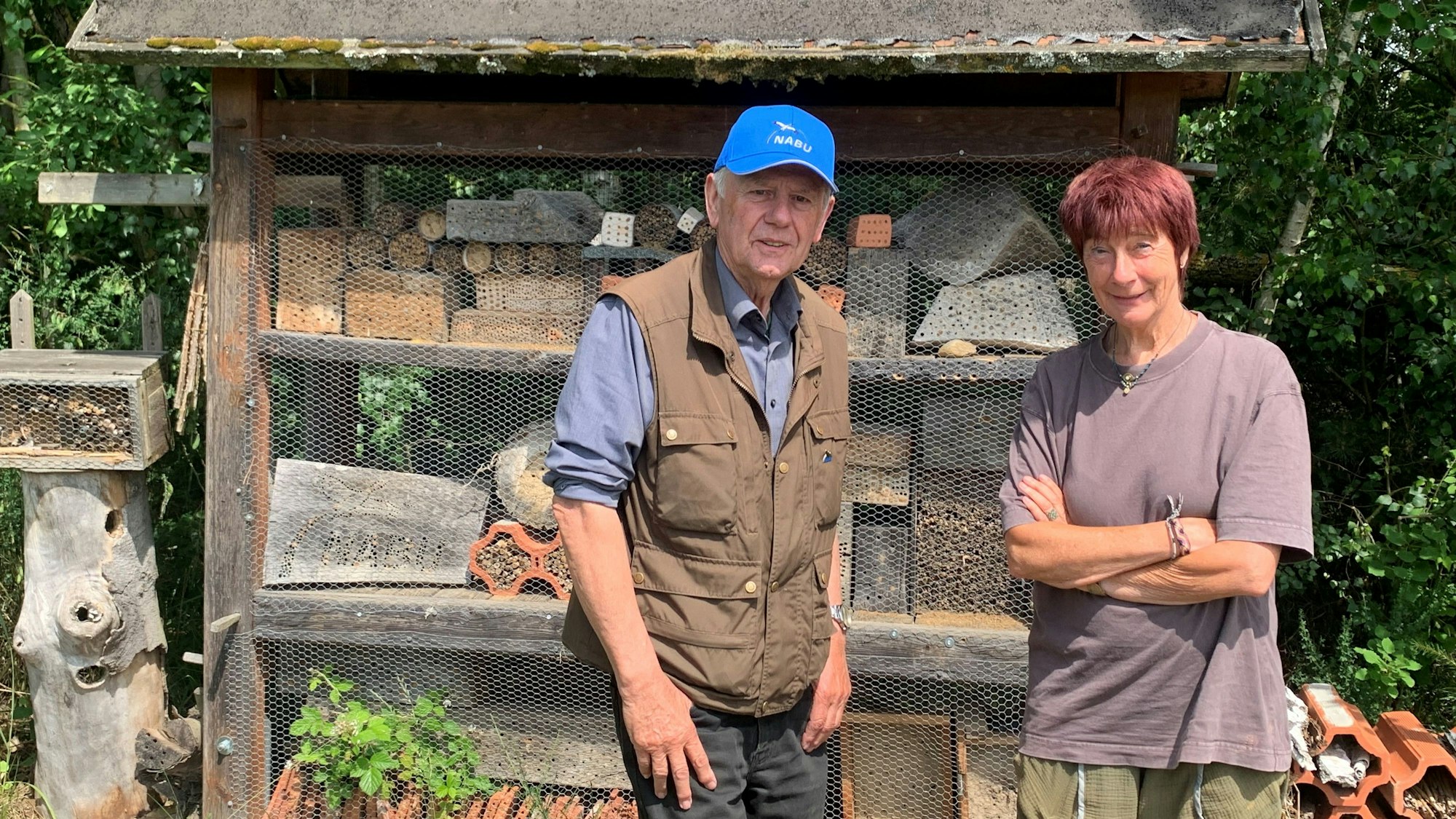 Peter Meyer (2. Vorsitzender) und Vera Bauer (Geschäftsstelle) vor dem großen Insektenhotel.