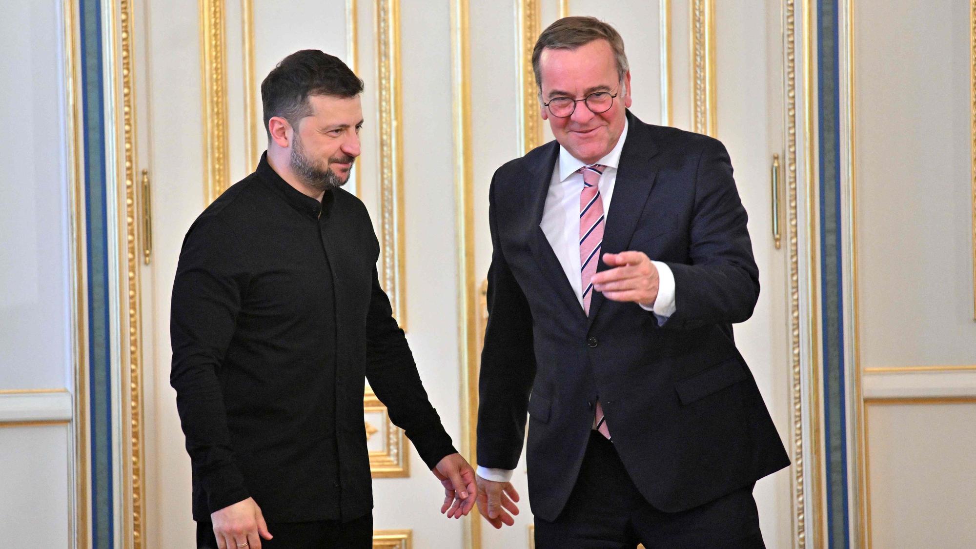 Der ukrainische Präsident Wolodymyr Selenskyj und der deutsche Verteidigungsminister Boris Pistorius stehen einander gegenüber und unterhalten sich vor einem offiziellen Treffen in Kiew.
