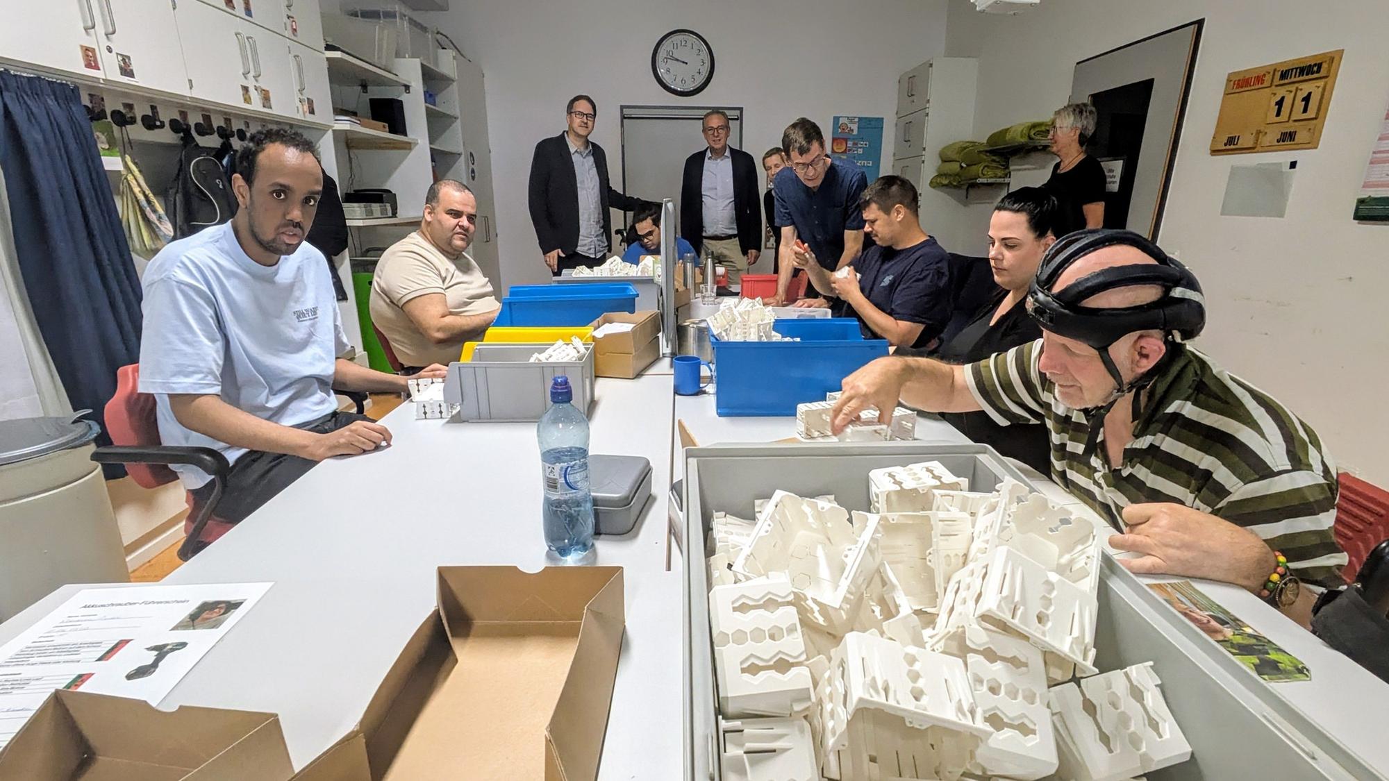 Mitarbeiter der Heilpädagogikabteilung bei der Arbeit.