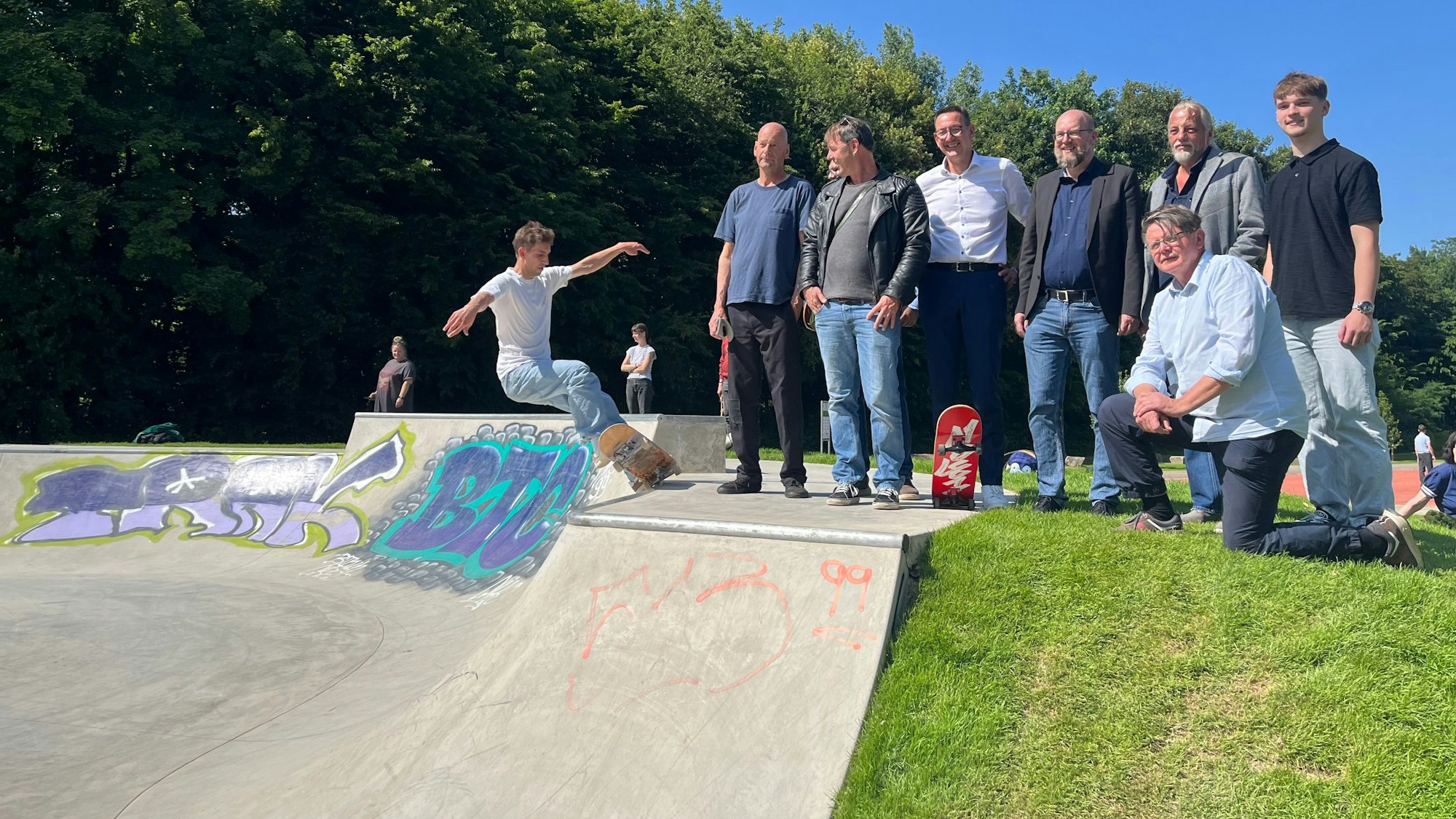 Menschen auf Skateanlage
