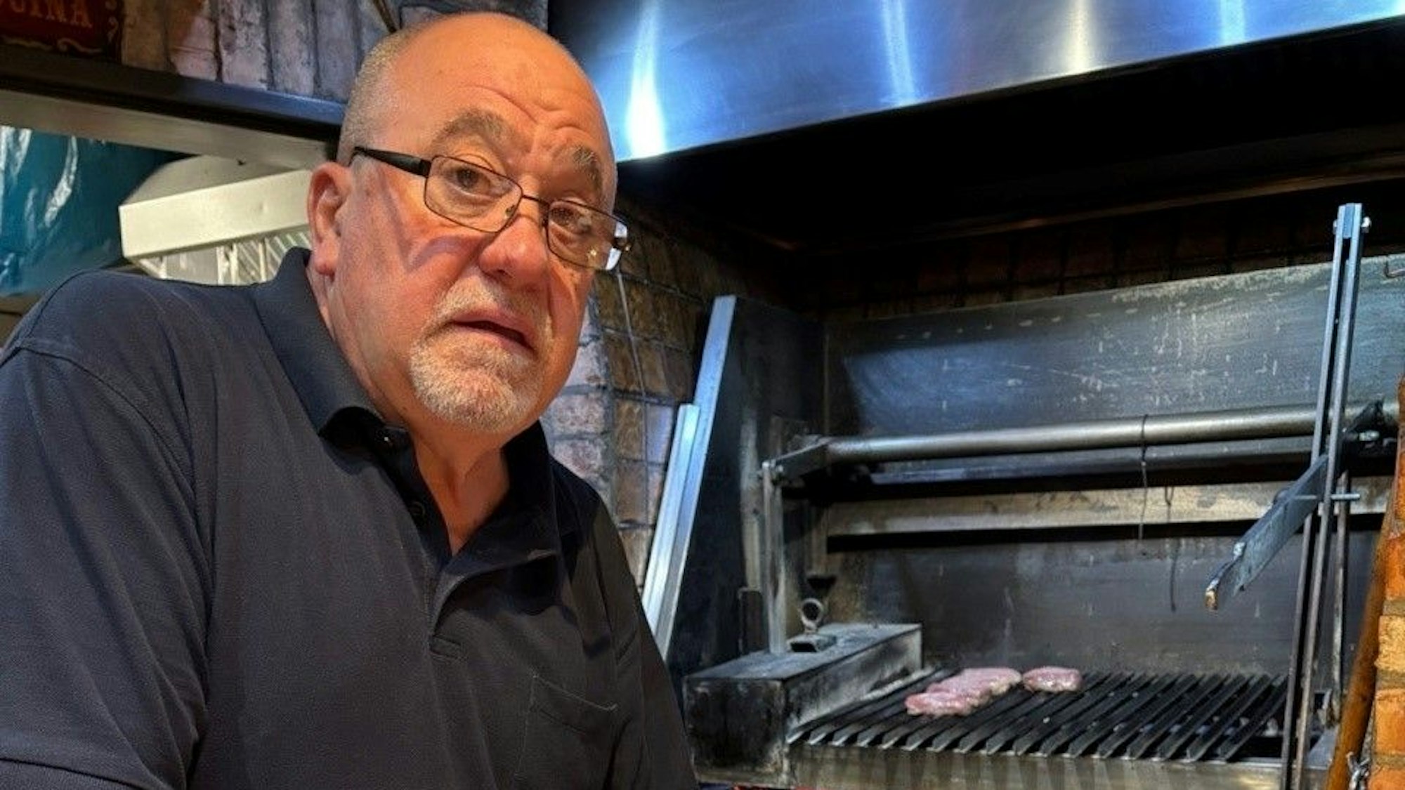 Miguel Beltran Baltar steht seit 36 Jahren am Grill des El Tarascon in Bonn-Poppelsdorf.