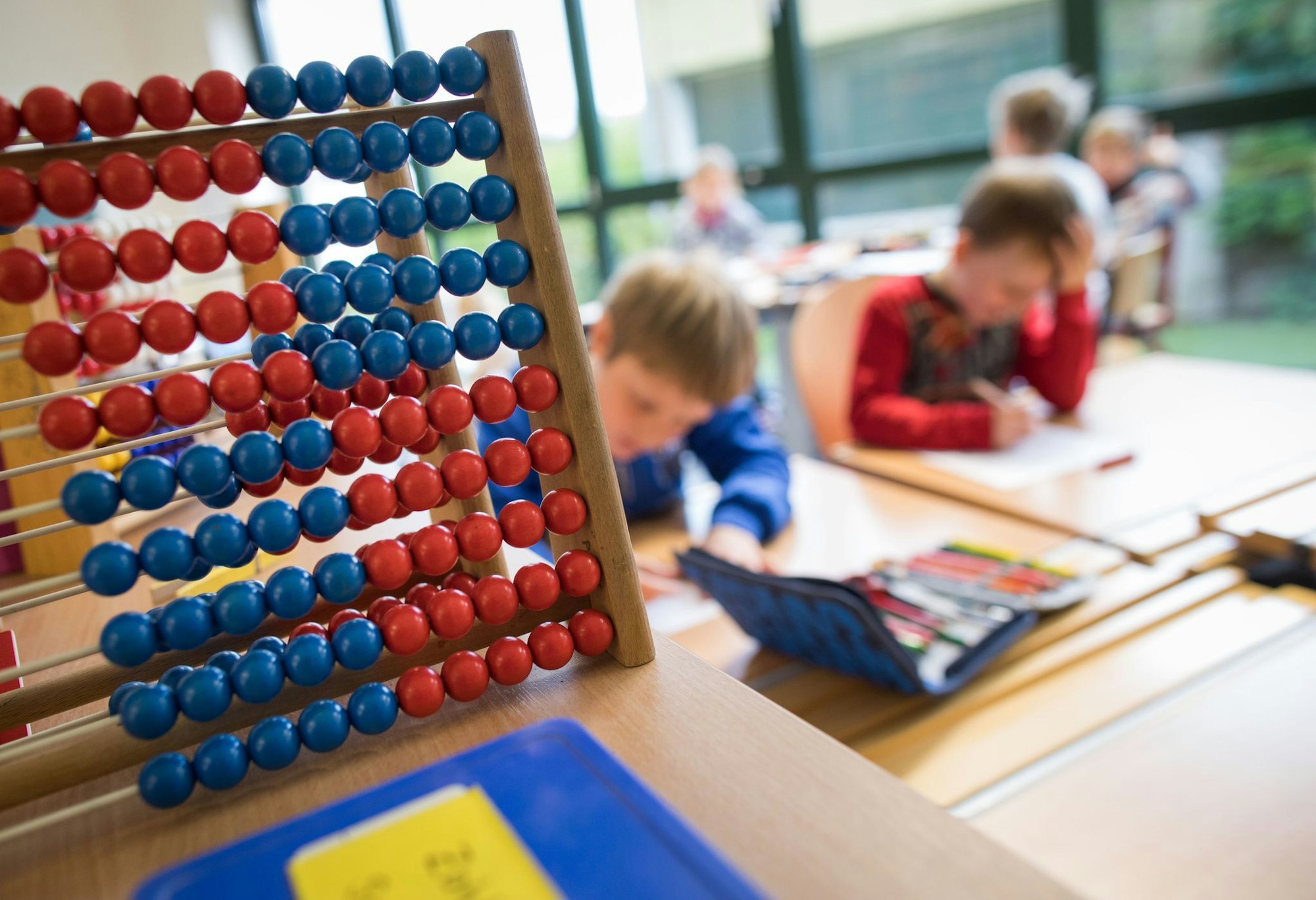 Schon nach vier Monaten schneiden Jungen demnach in Mathe etwas besser ab als Mädchen. (Archivbild)