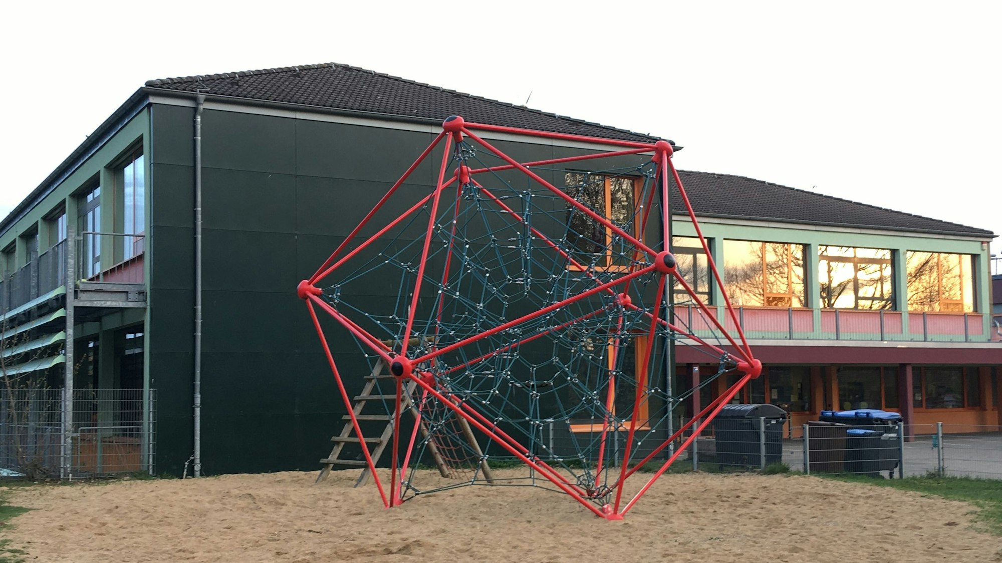 Ein Schulgebäude im Hintergrund