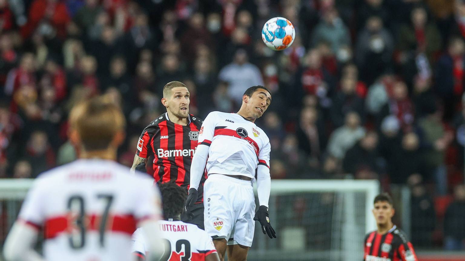 Hamadi Al-Ghaddioui (r.) spielte für den VfB Stuttgart: hier im Zweikampf mit dem deutschen Nationalspieler Robert Andrich