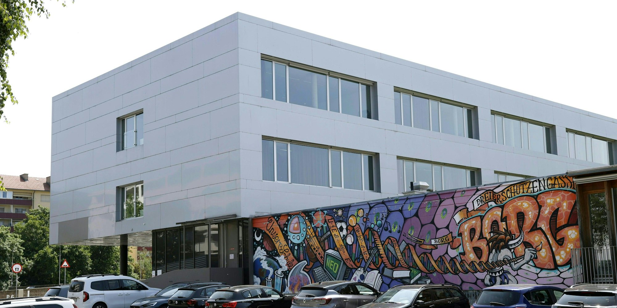 12.06.2025, Österreich, Graz: Außenansicht des BORG Dreierschützengasse nach dem Amoklauf in der Schule in Graz mit zehn Todesopfern. Foto: Erwin Scheriau/APA/dpa +++ dpa-Bildfunk +++