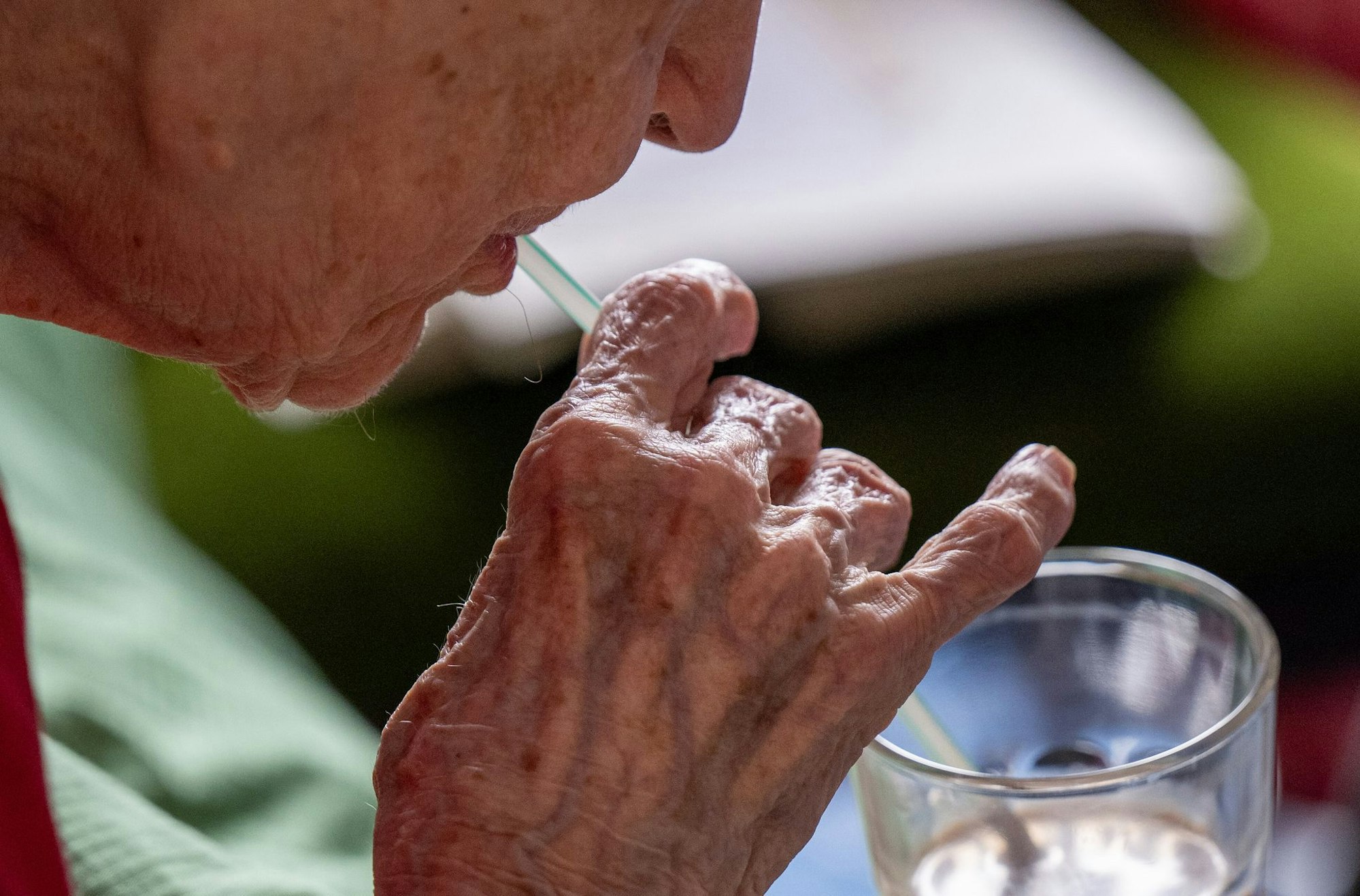 Trinkroutinen etablieren: Erinnerungen an das Trinken können helfen, ausreichend Flüssigkeit aufzunehmen.