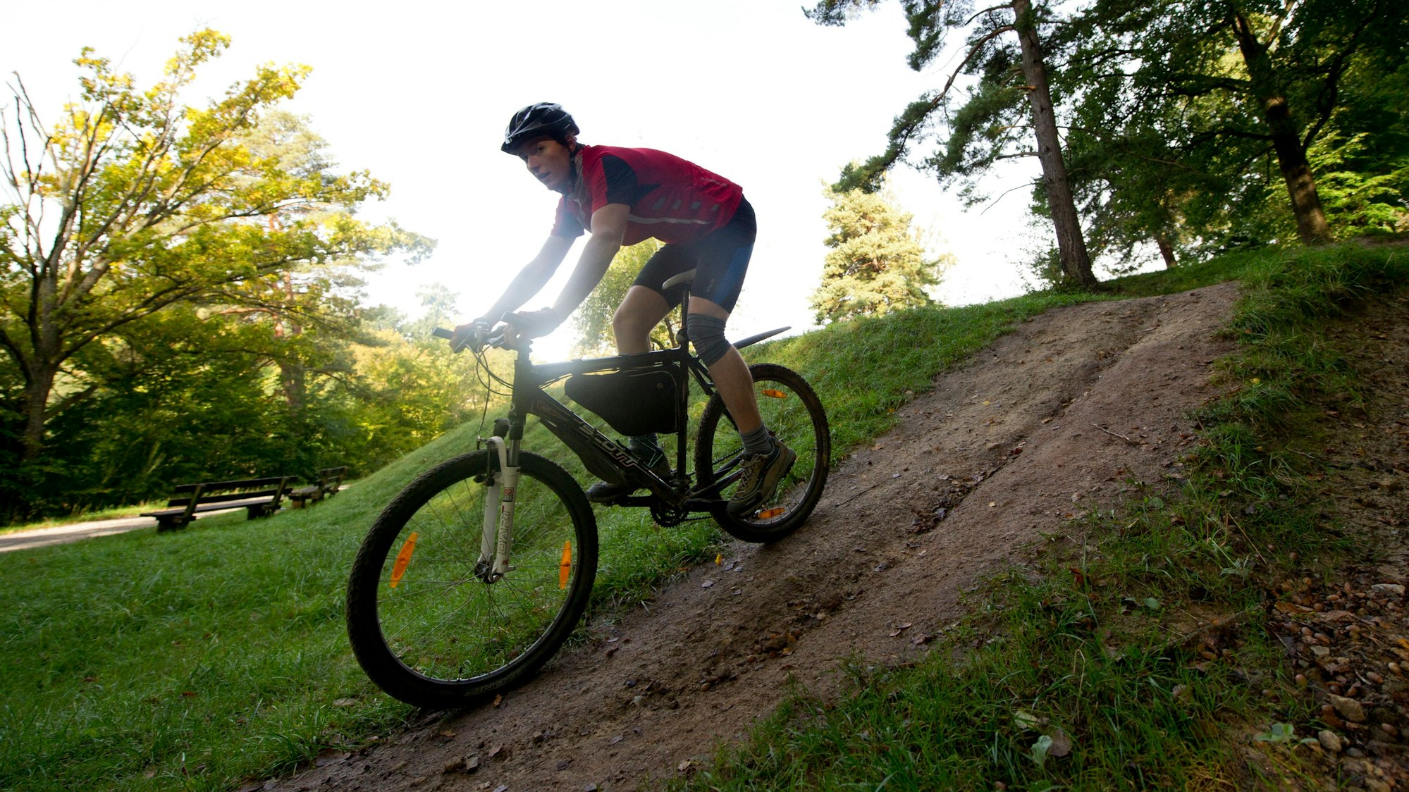 Das Foto zeigt einen Mountainbike-Fahrer an einem Hang (Symbolfoto).