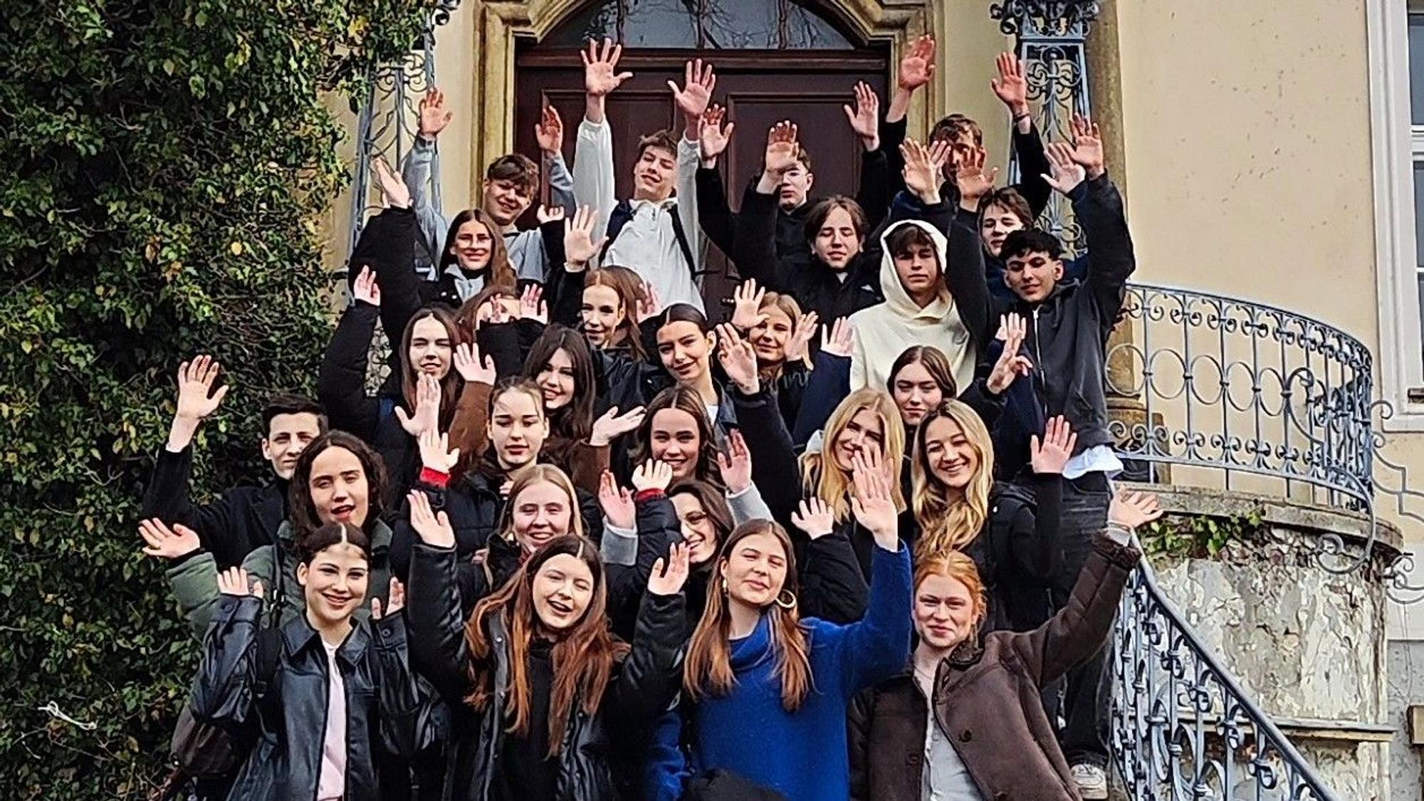 Die deutsche und die polnische Austauschklasse beim gemeinsamen Gruppenbild auf der Treppe des Kreisauer Schlosses.
