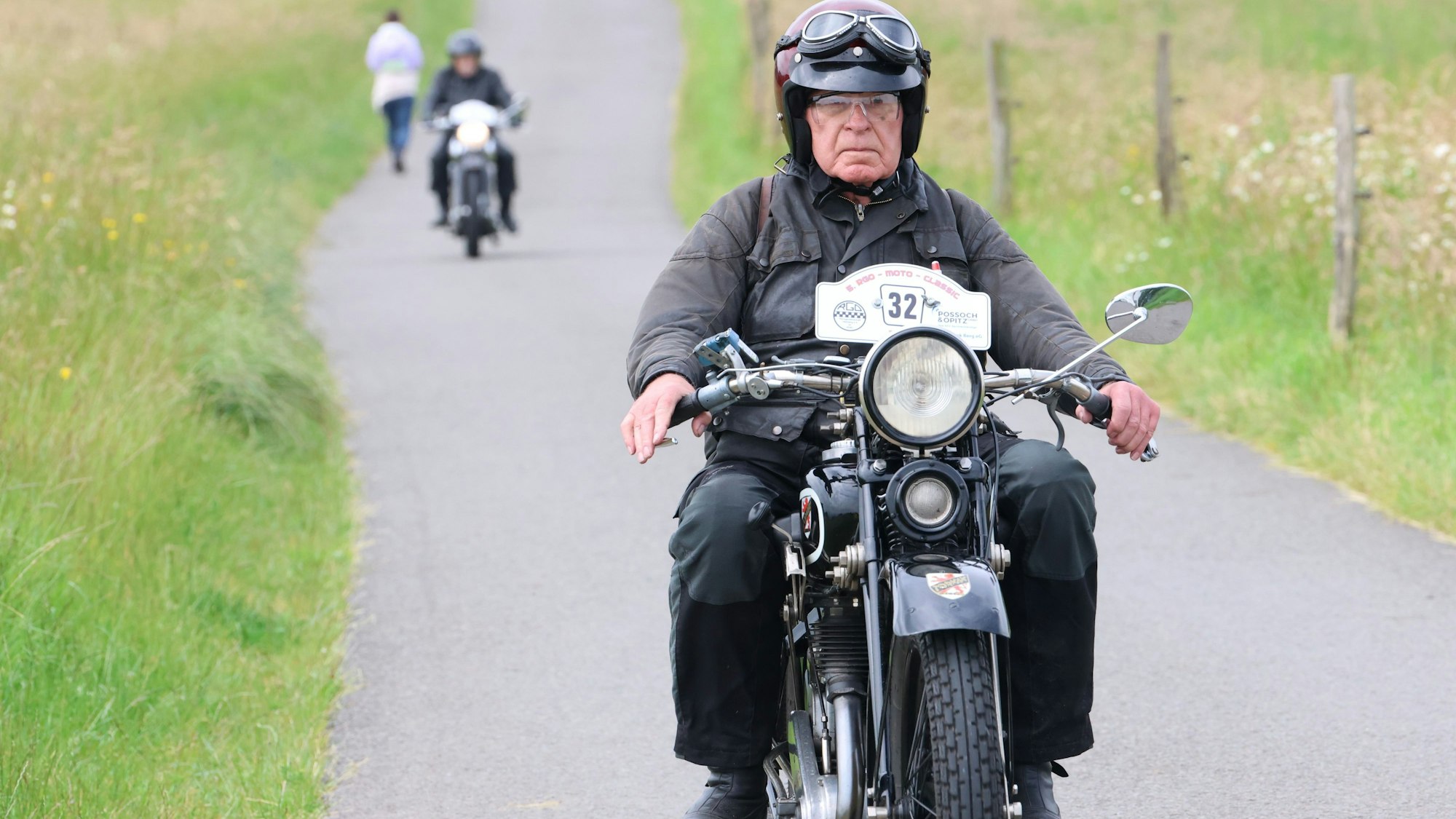 Ein Motorradfahrer fährt bei einer Zuverlässigkeitsfahrt.
