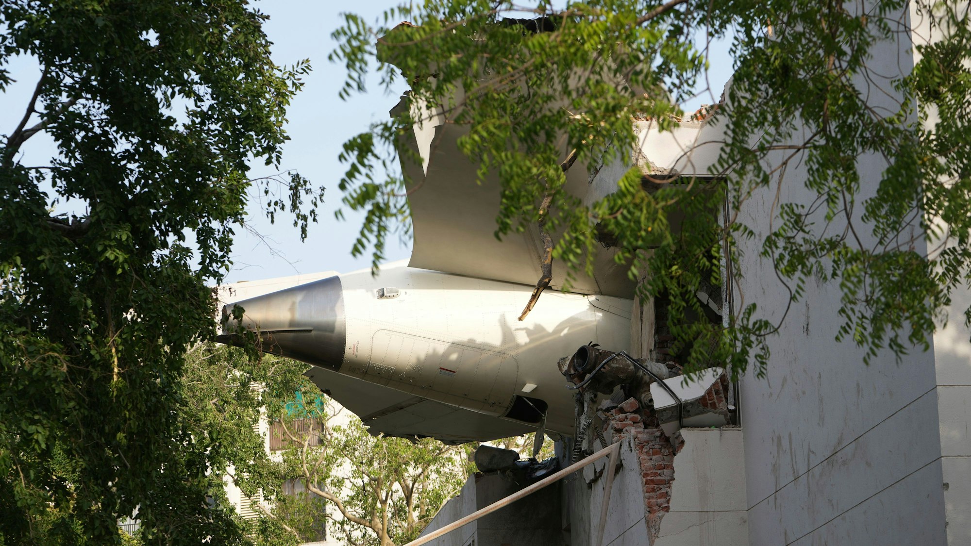 Die Trümmer eines Flugzeugs ragen aus einem Gebäude, nachdem es in der nordwestlichen Stadt Ahmedabad im indischen Bundesstaat Gujarat abgestürzt ist.