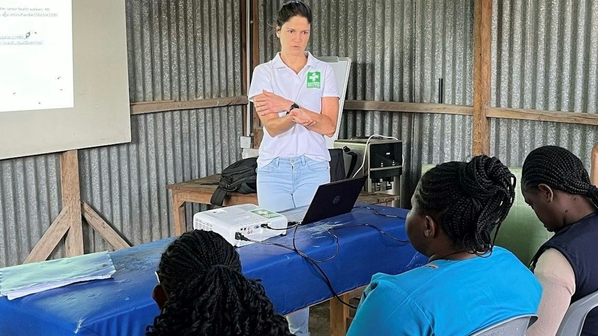 Helena Sauter bei der wöchentlichen Fortbildung mit dem Team