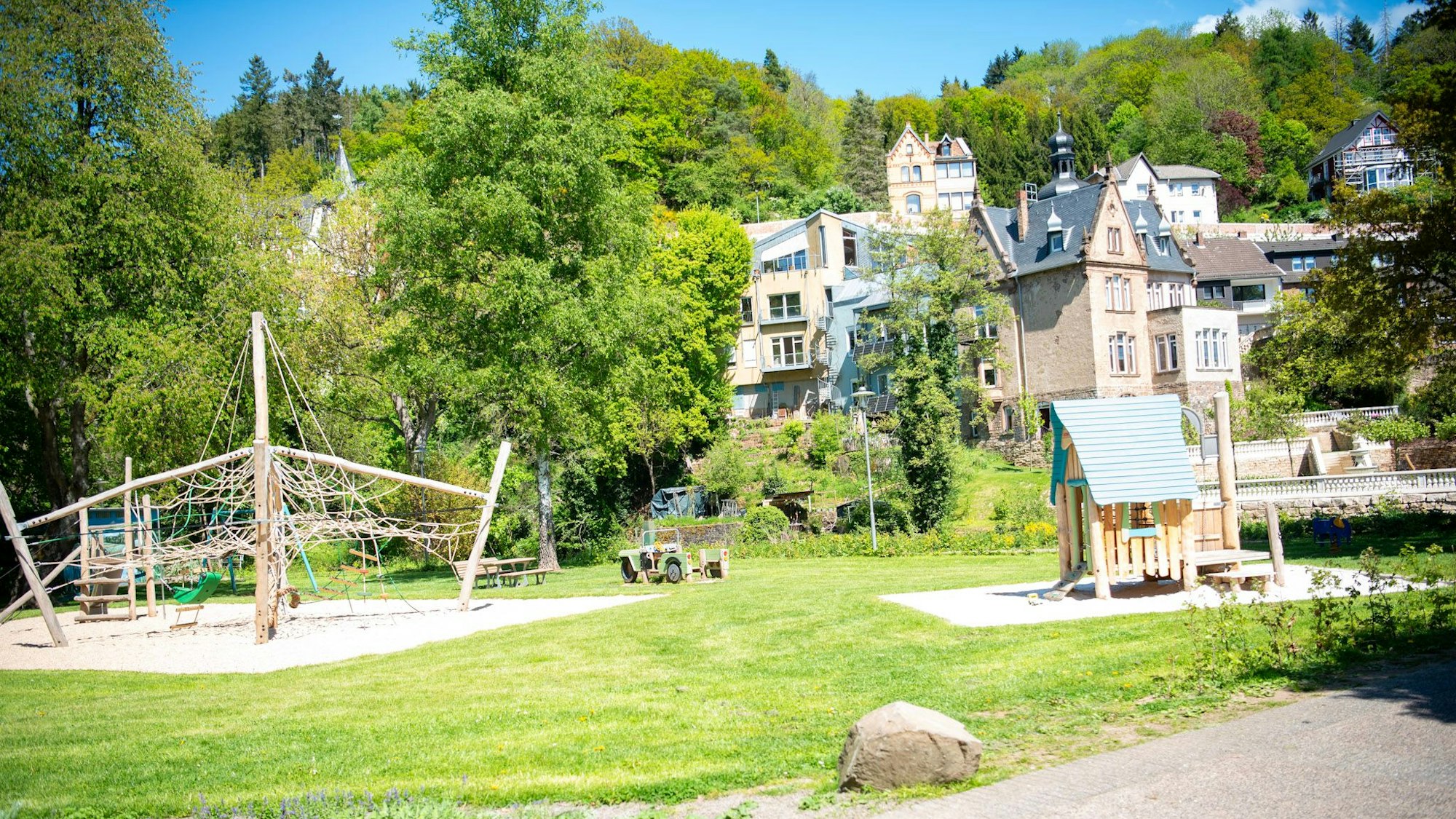 Das Bild zeigt einen Spielplatz in Gemünd.