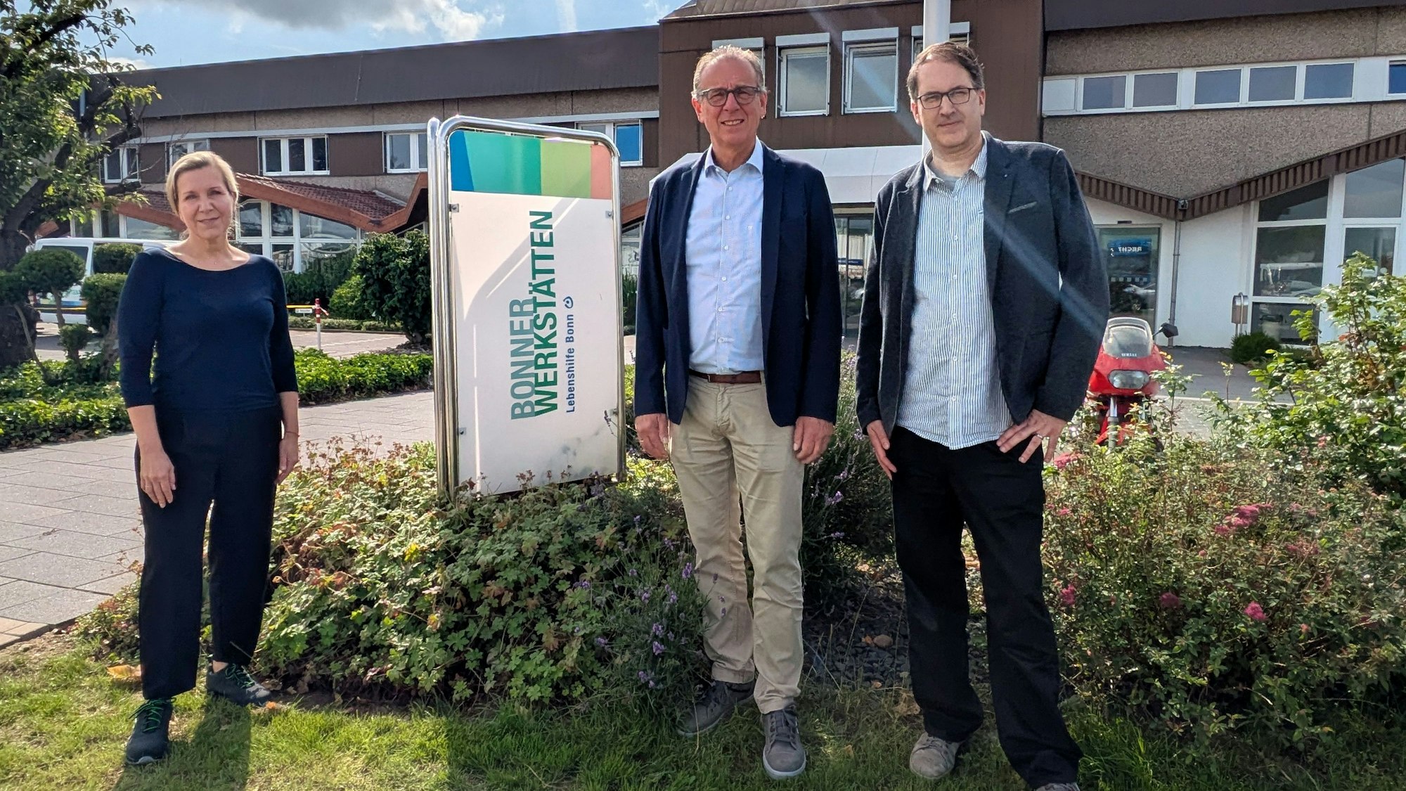 Tanja Leufen, Alexander Heß und Jochen Flink stehen vor dem Gebäude