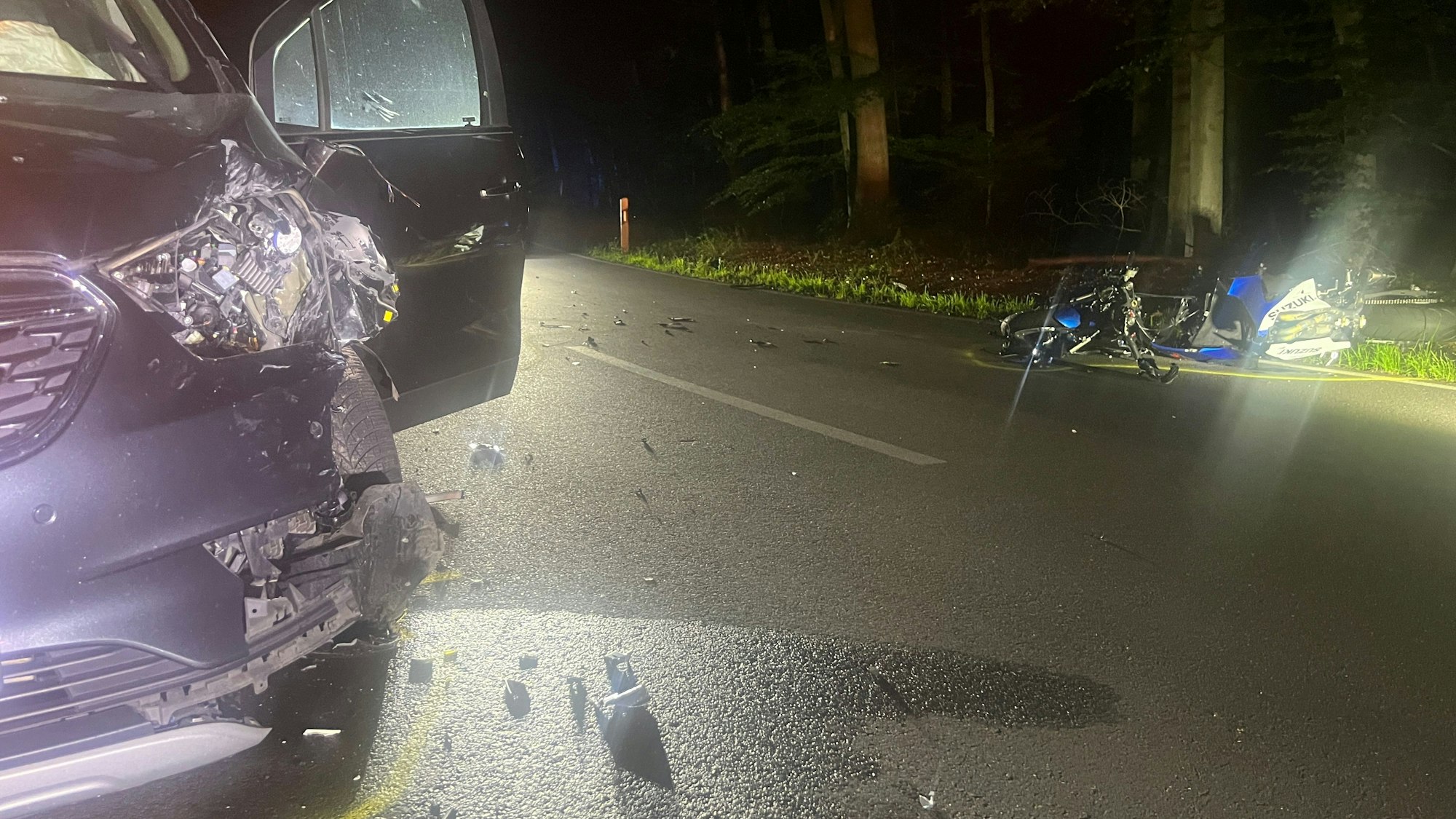 Bei einem Unfall auf der L 352 im Hennefer Schlosswald ist ein 21 Jahre alter Motorradfahrer schwer verletzt worden.