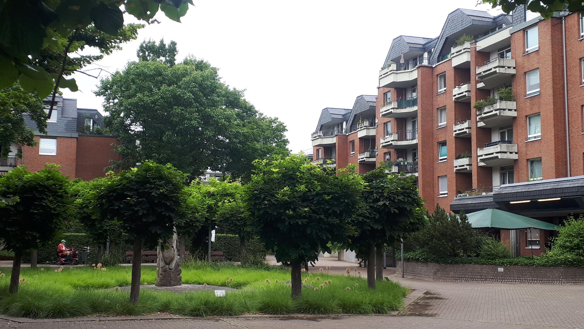 Blick auf den großen Platz im Wohnpark Niehler Straße / Friedrich-Karl-Straße. In der Siedlung verursacht die Abluft eines Burgergrills Unmut unter den Bewohnern.