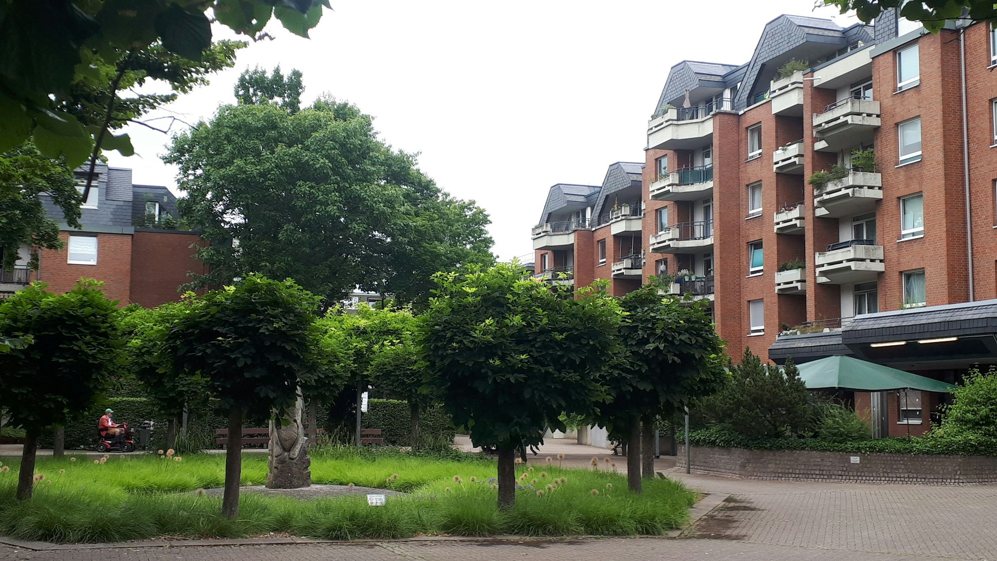 Blick auf den großen Platz im Wohnpark Niehler Straße / Friedrich-Karl-Straße. In der Siedlung verursacht die Abluft eines Burgergrills Unmut unter den Bewohnern.