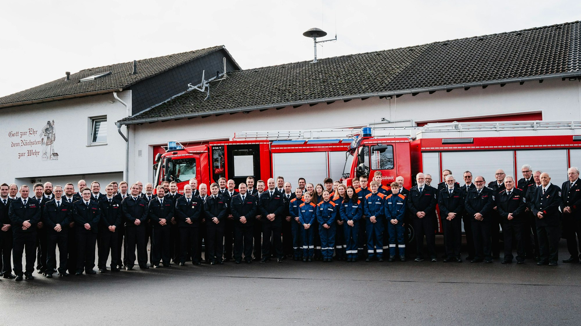 Die gesamte Feuerwehr Lichtenberg posiert vor Einsatzwagen
