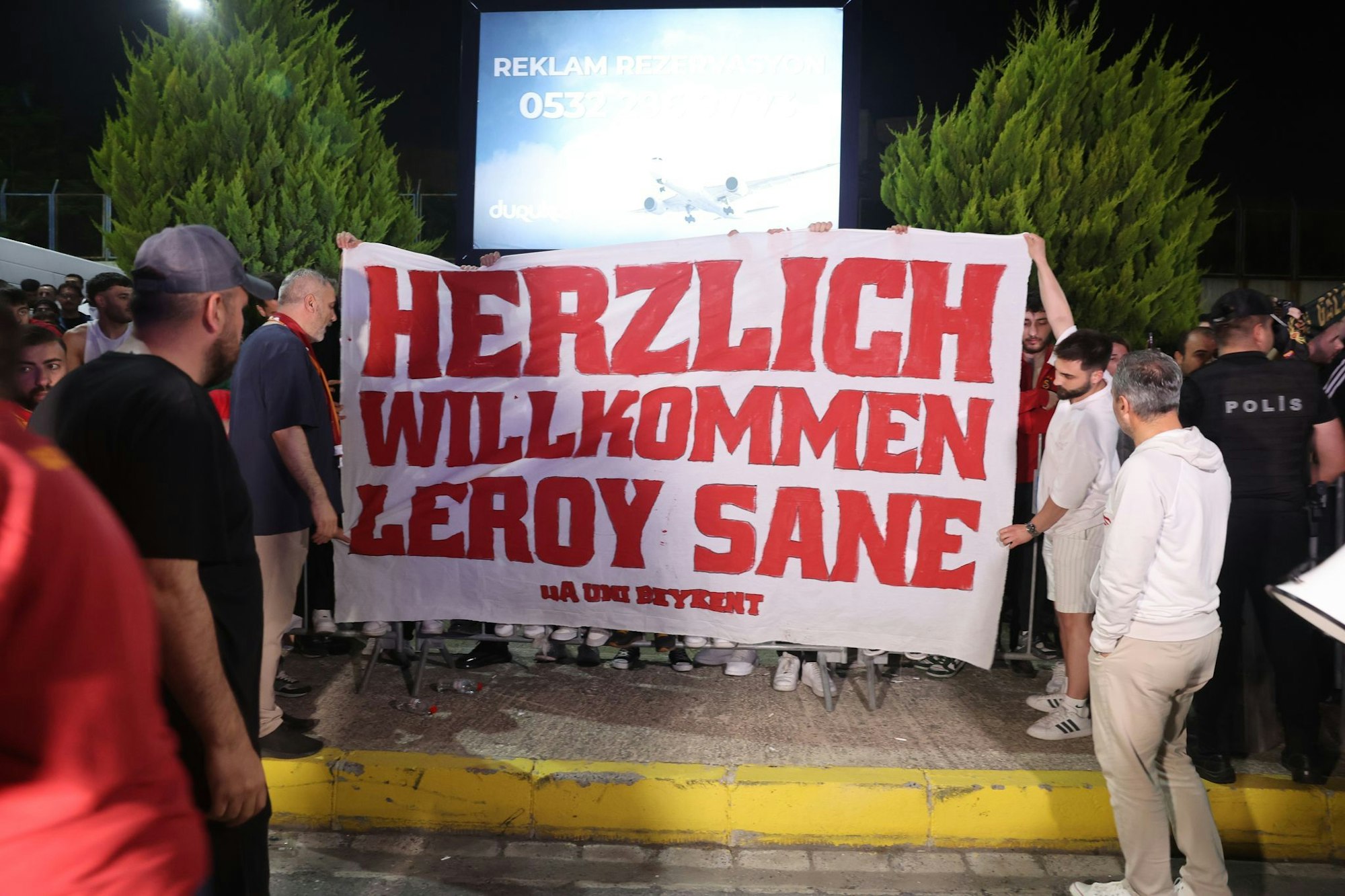 Fans von Galatasaray begrüßten Sané mit einem Plakat.