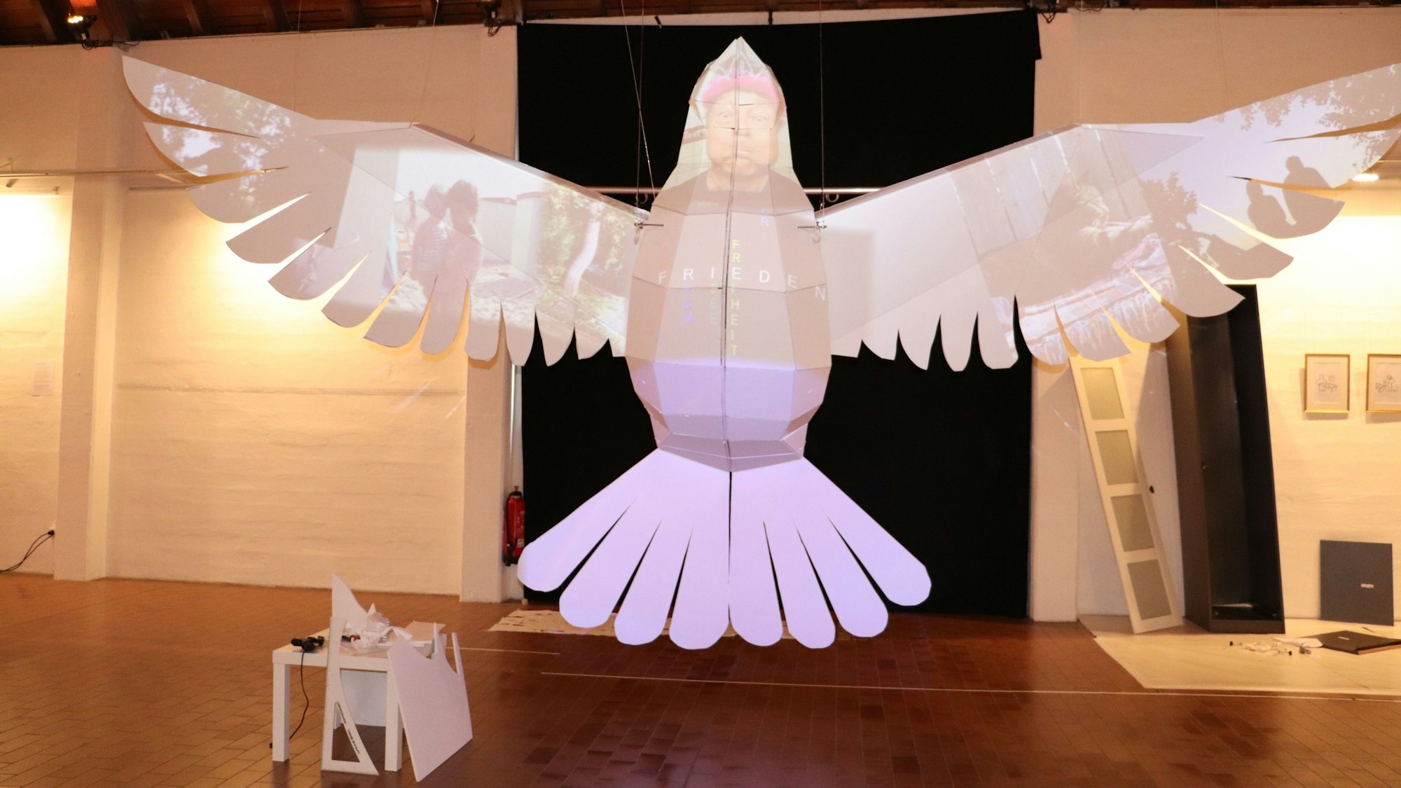 Die Taube hat eine Spannweite von sieben Metern und eine Höhe von vier Metern und ist aus AirPlac-Leichtschaummatten.