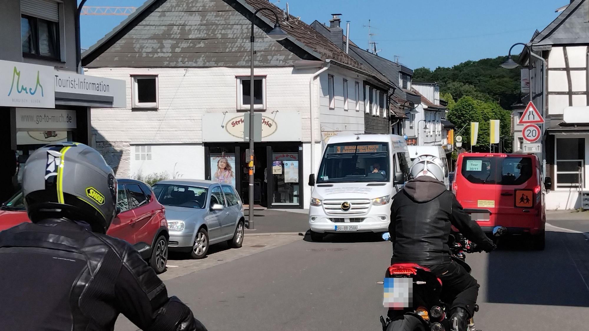 Umgehung in weiter Ferne: Durch das Nadelöhr Hauptstraße in Much quält sich weiterhin der Durchgangsverkehr.