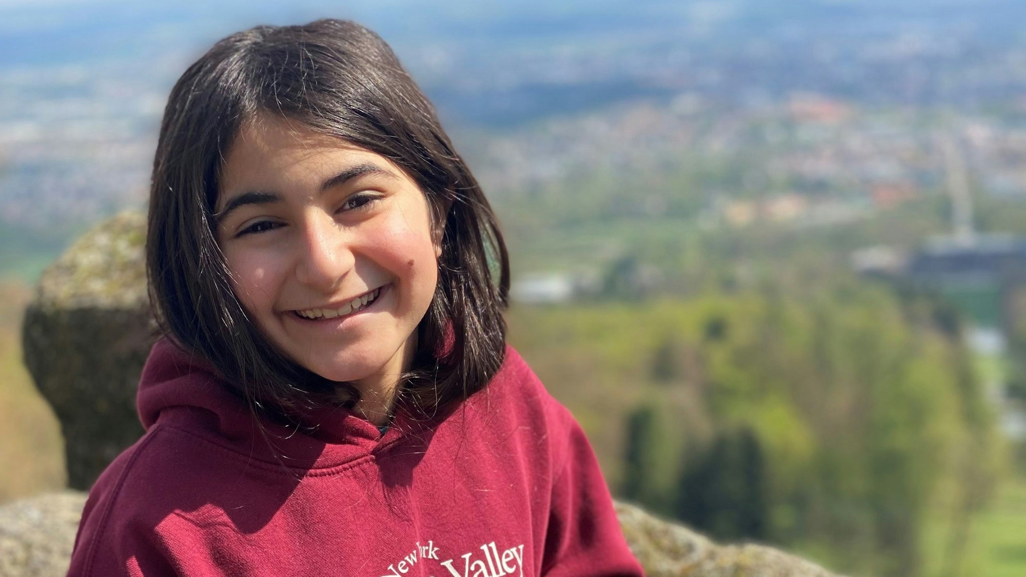 Die zehnjährige Avin ist bei einem Verkehrsunfall in Hürth ums Leben gekommen. Das Foto zeigt sie auf dem Herkules-Monument in Kassel.