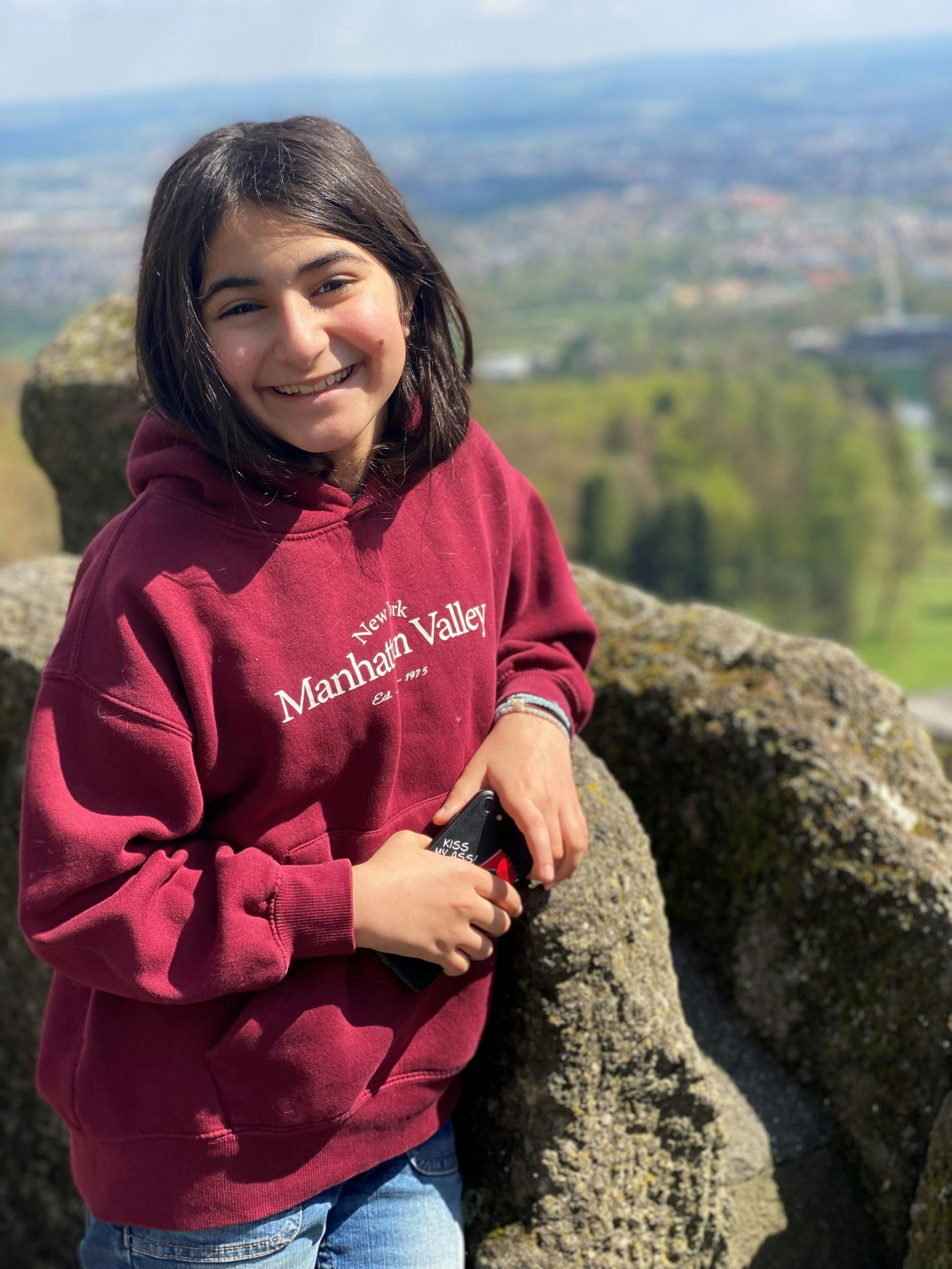 Die zehnjährige Avin ist bei einem Verkehrsunfall in Hürth ums Leben gekommen. Das Foto zeigt sie auf dem Herkules-Monument in Kassel.