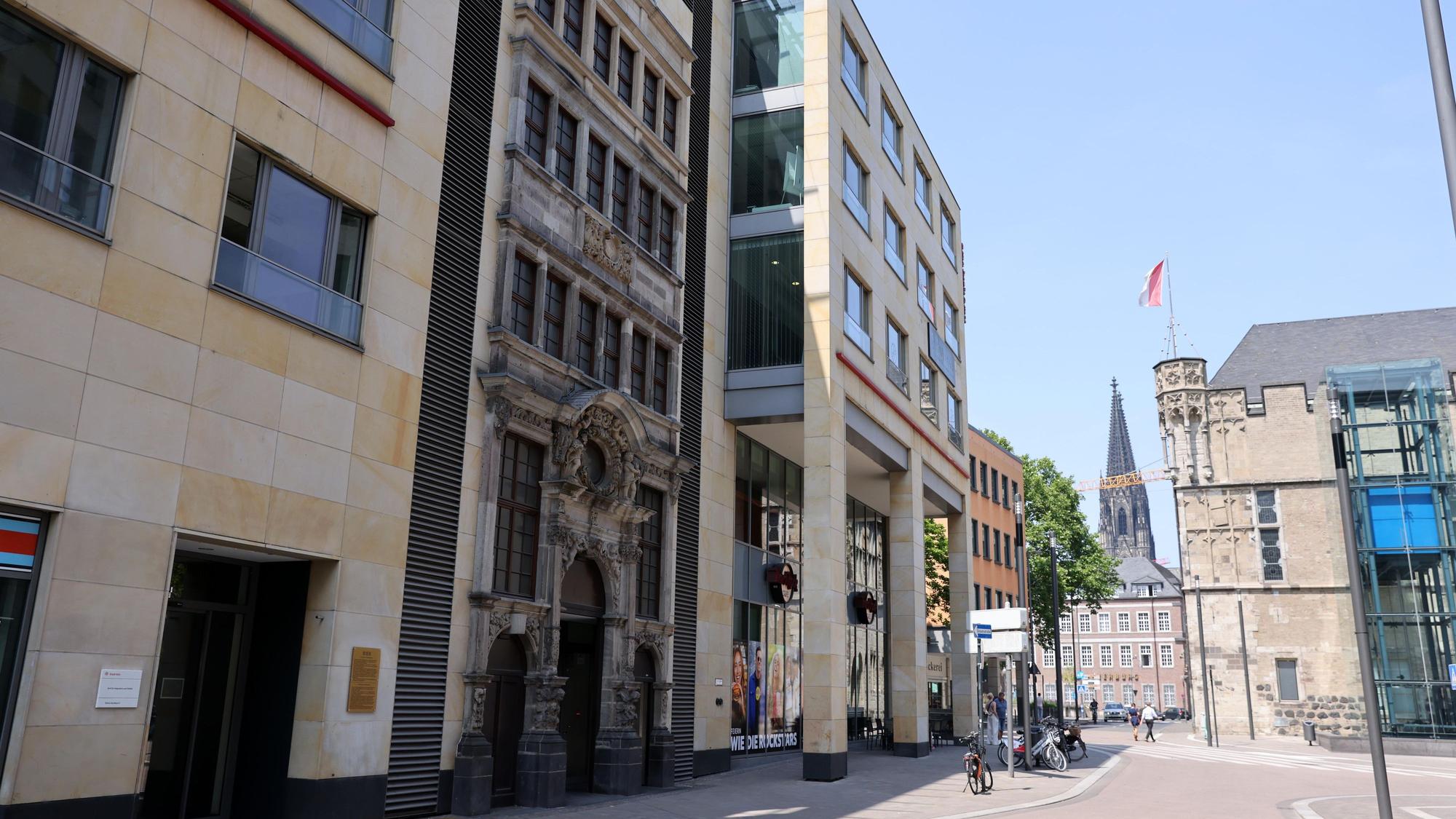 Gleich zweimal zog die Fassade des Hauses zum Maulbeerbaum an einen neuen Standort.