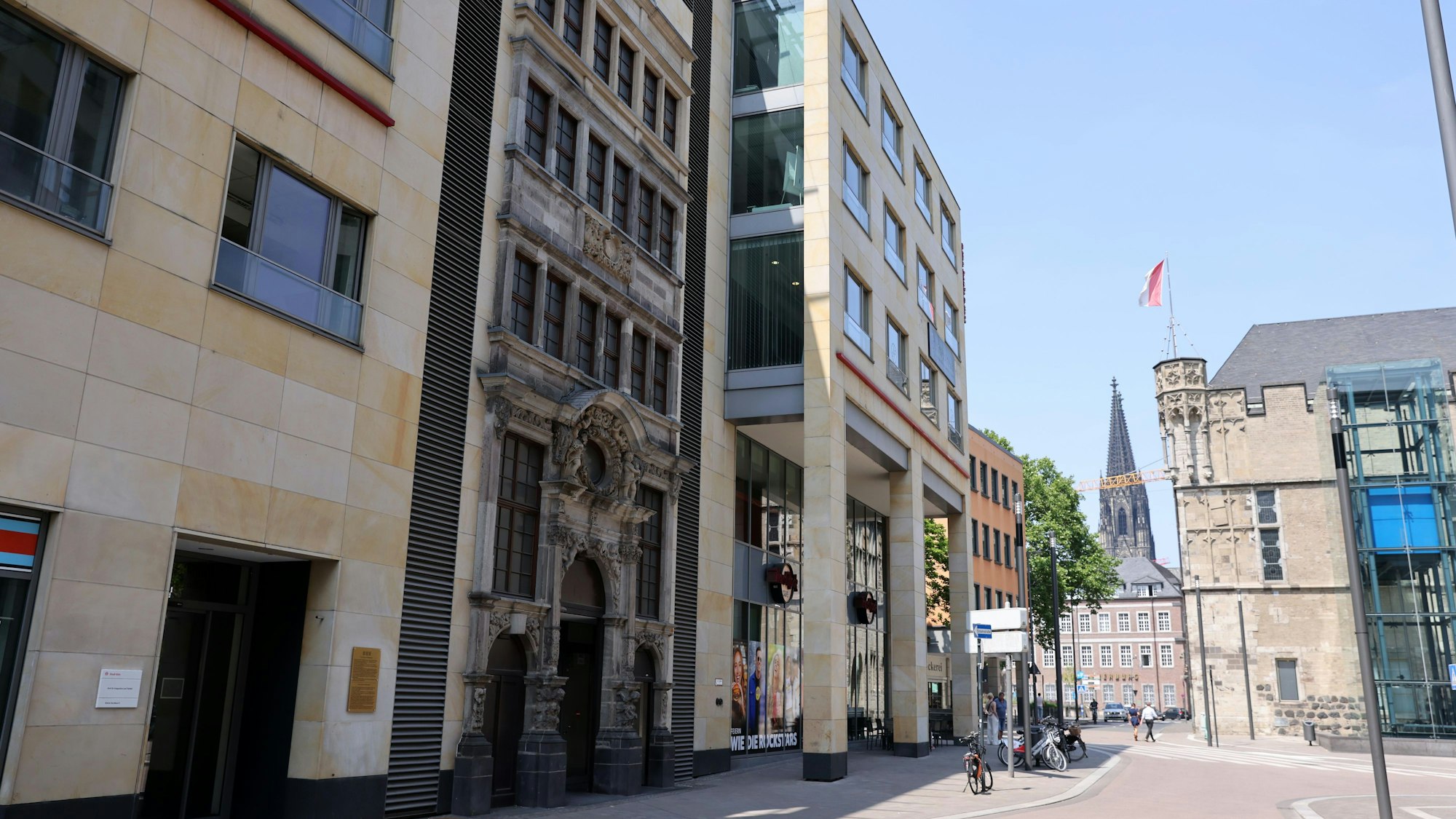 Gleich zweimal zog die Fassade des Hauses zum Maulbeerbaum an einen neuen Standort.