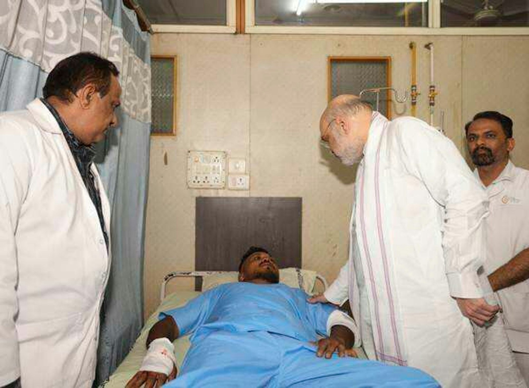 Das vom indischen Innenministerium herausgegebene Foto zeigt Innenminister Amit Shah bei einem Treffen mit dem Überlebenden des britischen Flugzeugabsturzes, Vishwash Kumar Ramesh, in einem Krankenhaus in Ahmedabad.