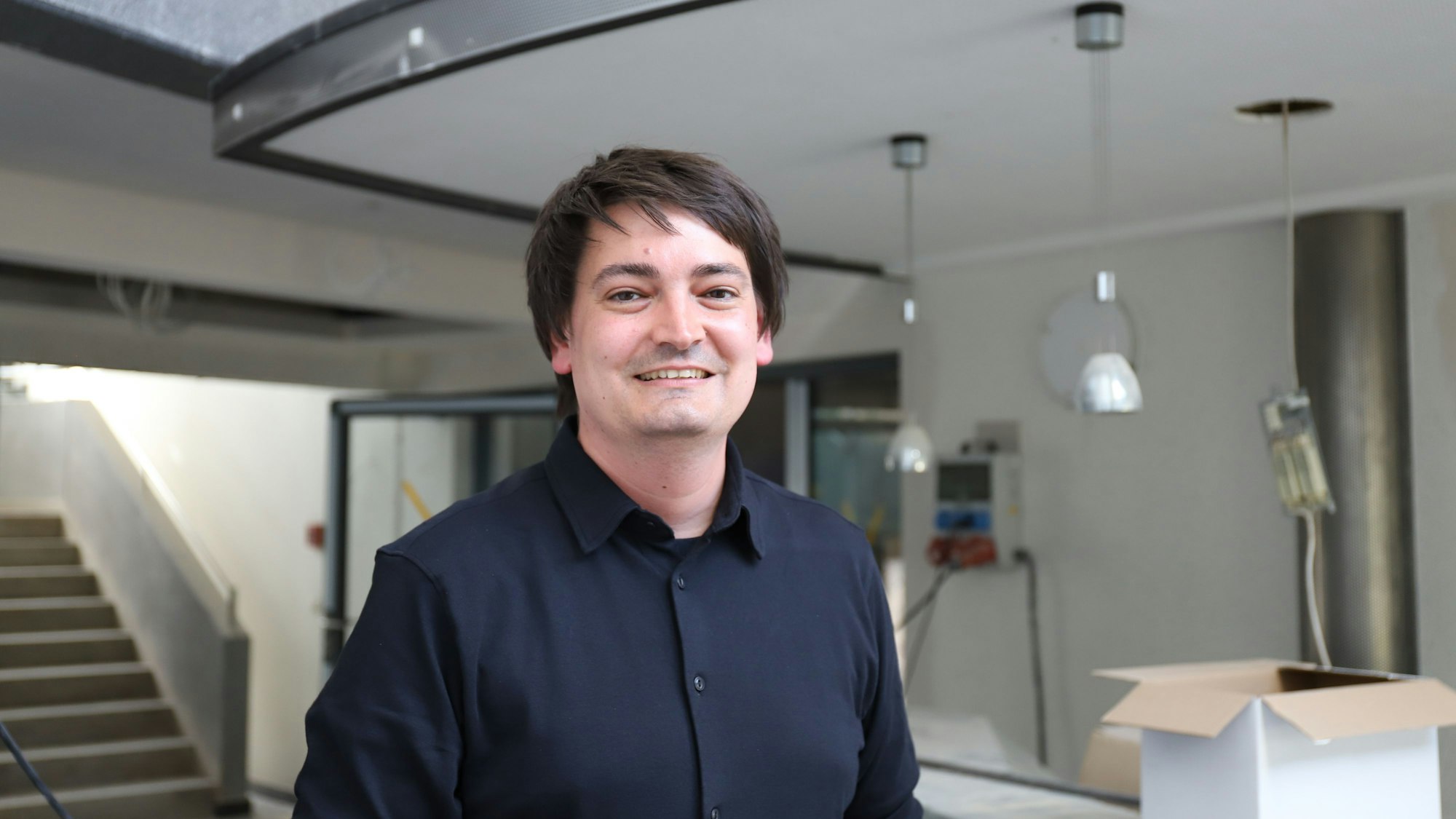 Amtsinhaber Mario Dahm (SPD) tritt zum zweiten Mal zur Wahl zum Bürgermeister in Hennef an. Hier steht er im alten Conet-Gebäude, das gerade für die Förderschule der Stadt umgebaut wird.