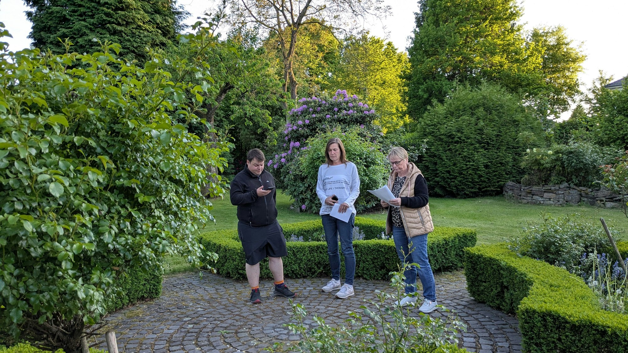 Im Garten des Pfarrhauses in Seelscheid trafen sich die Darsteller zu den Proben.