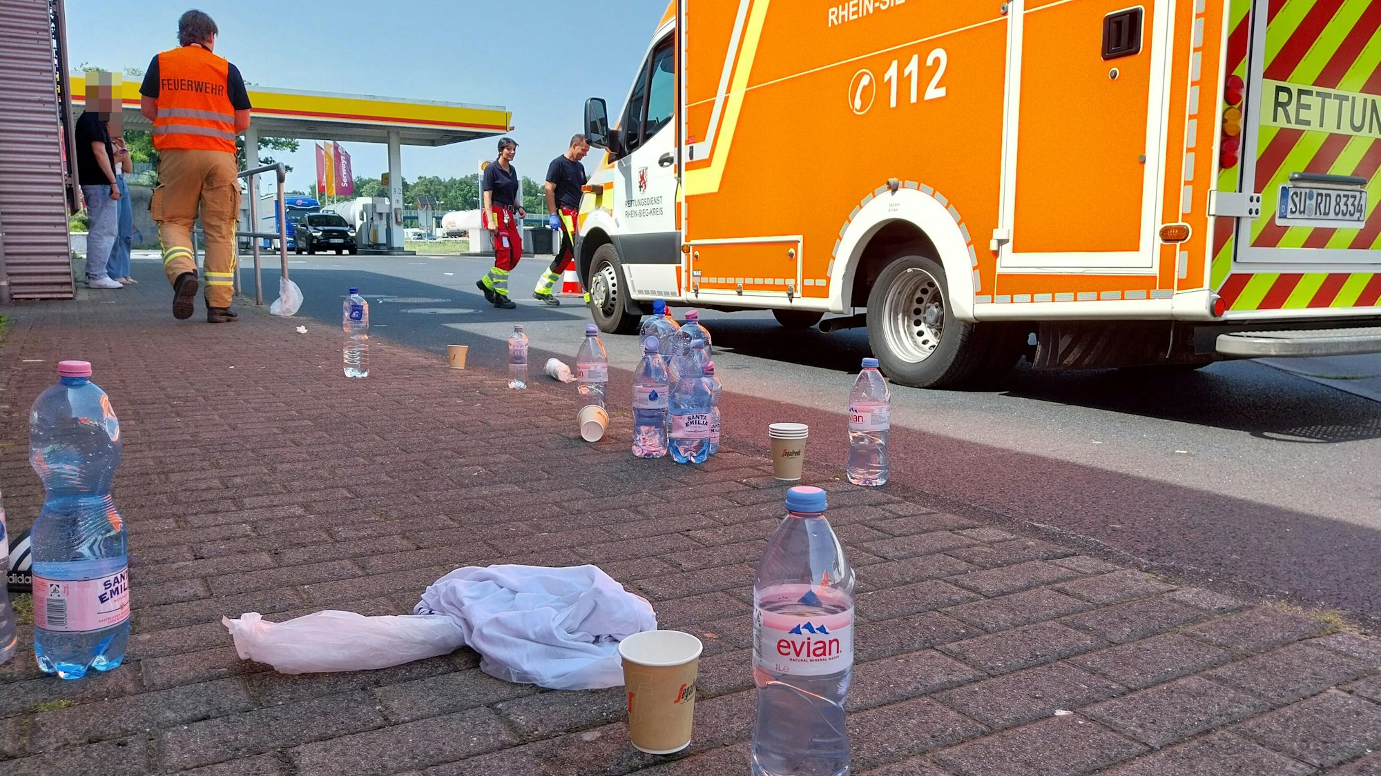 Die 40 Schülerinnen und Schüler aus dem Bus bekamen an der Ratsstätte zu trinken, einige mussten vom Rettungsdienst behandelt werden.