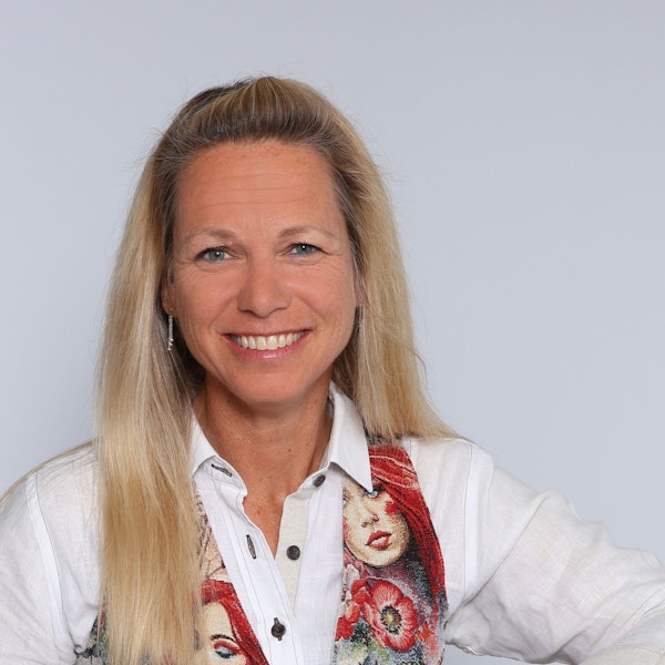 Das Bild zeigt die Stadträtin Melanie Scheuer. Sie hat blonde Haare und trägt eine Weste, darunter ein weißes Hemd.