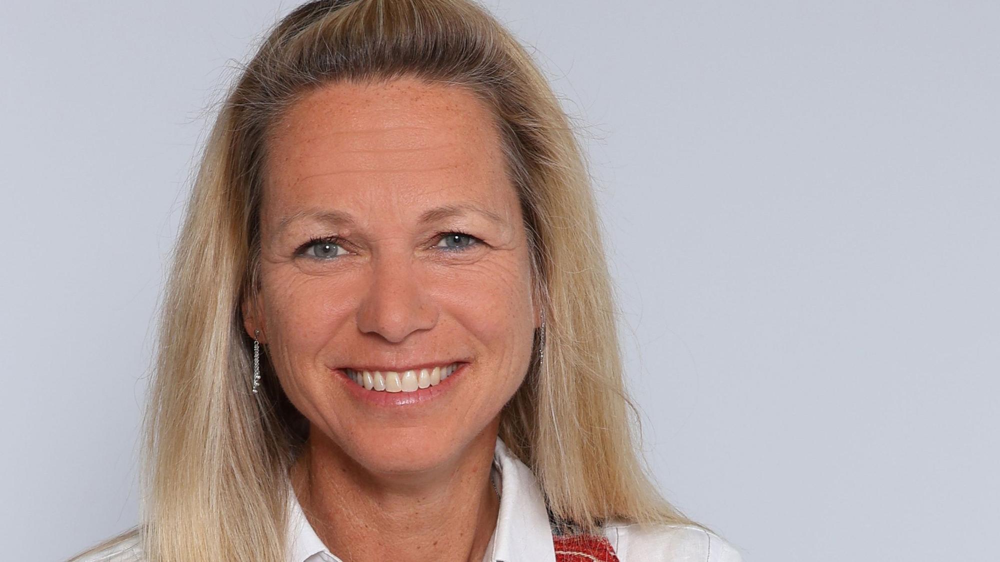 Das Bild zeigt die Stadträtin Melanie Scheuer. Sie hat blonde Haare und trägt eine Weste, darunter ein weißes Hemd.
