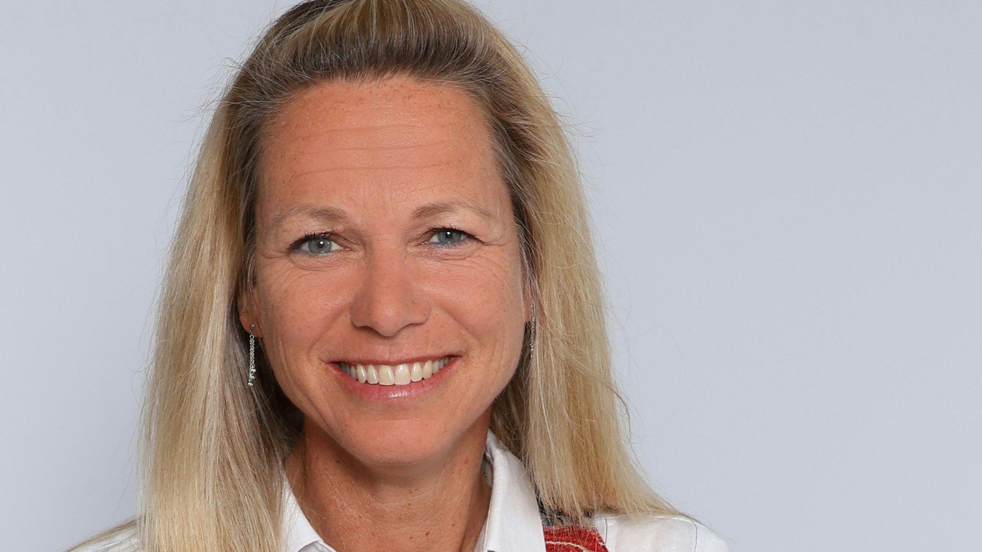 Das Bild zeigt die Stadträtin Melanie Scheuer. Sie hat blonde Haare und trägt eine Weste, darunter ein weißes Hemd.