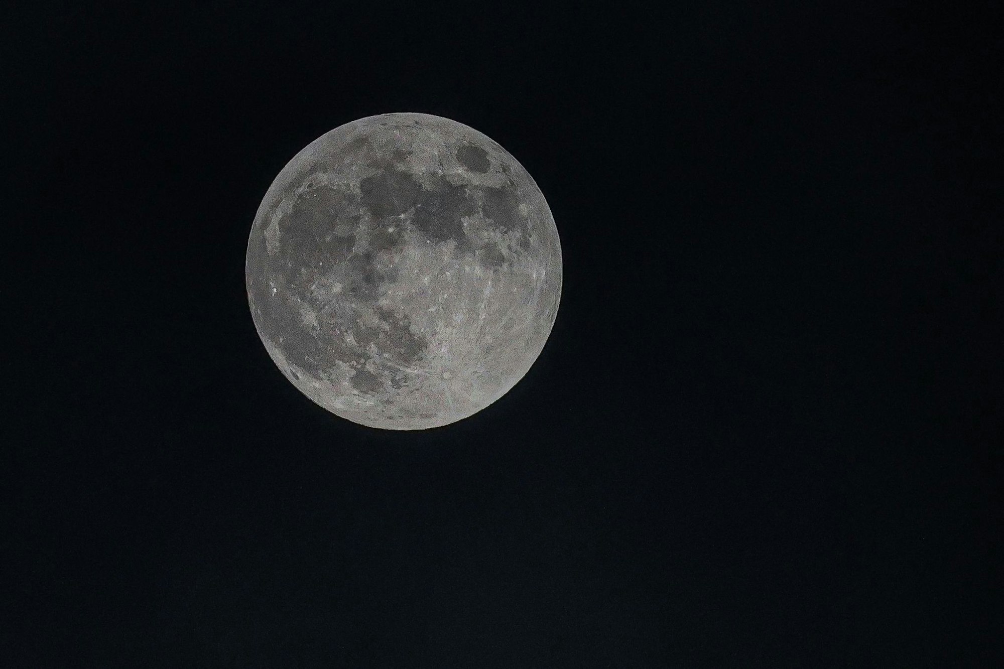 Schon lange haben Wissenschaftler Wasser auf dem Mond vermutet. (Archivbild)