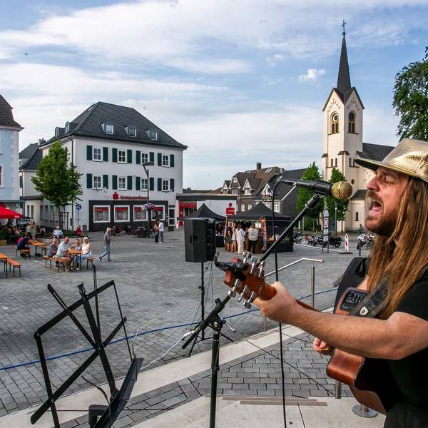 Das Foto zeigt den Musiker Brad Marr auf dem Wipperfürther Marktplatz.
