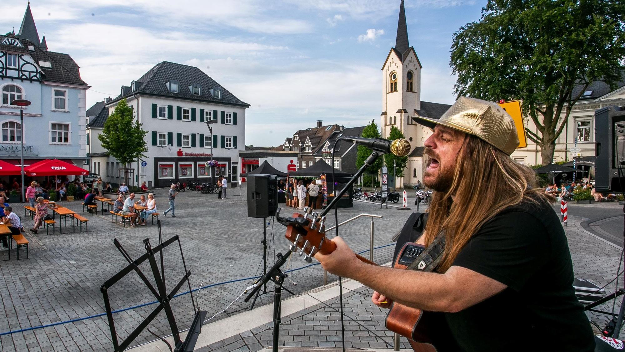 Das Foto zeigt den Musiker Brad Marr auf dem Wipperfürther Marktplatz.